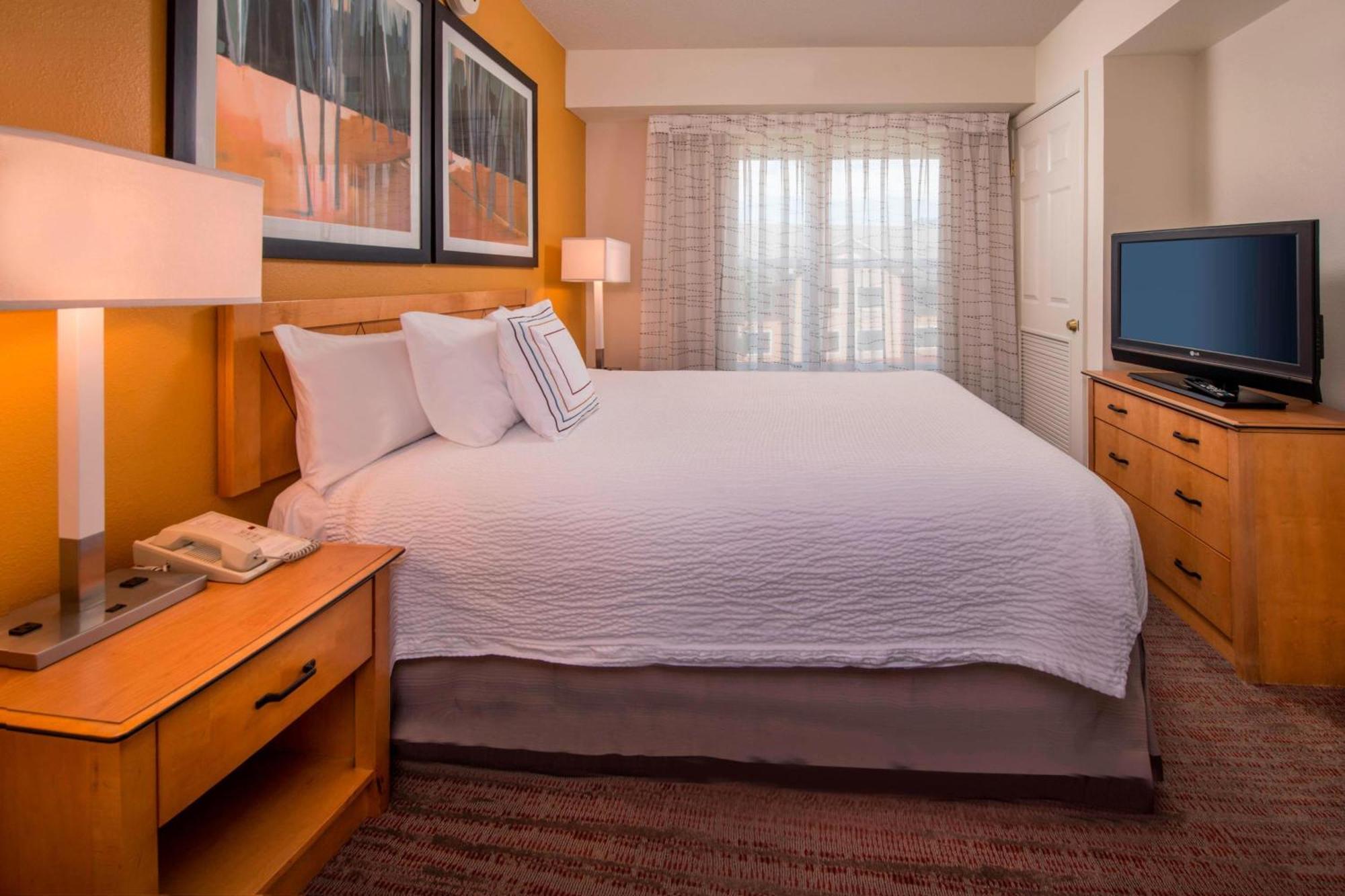 One-Bedroom Queen Suite with Sofa Bed,1636746540:JPEG