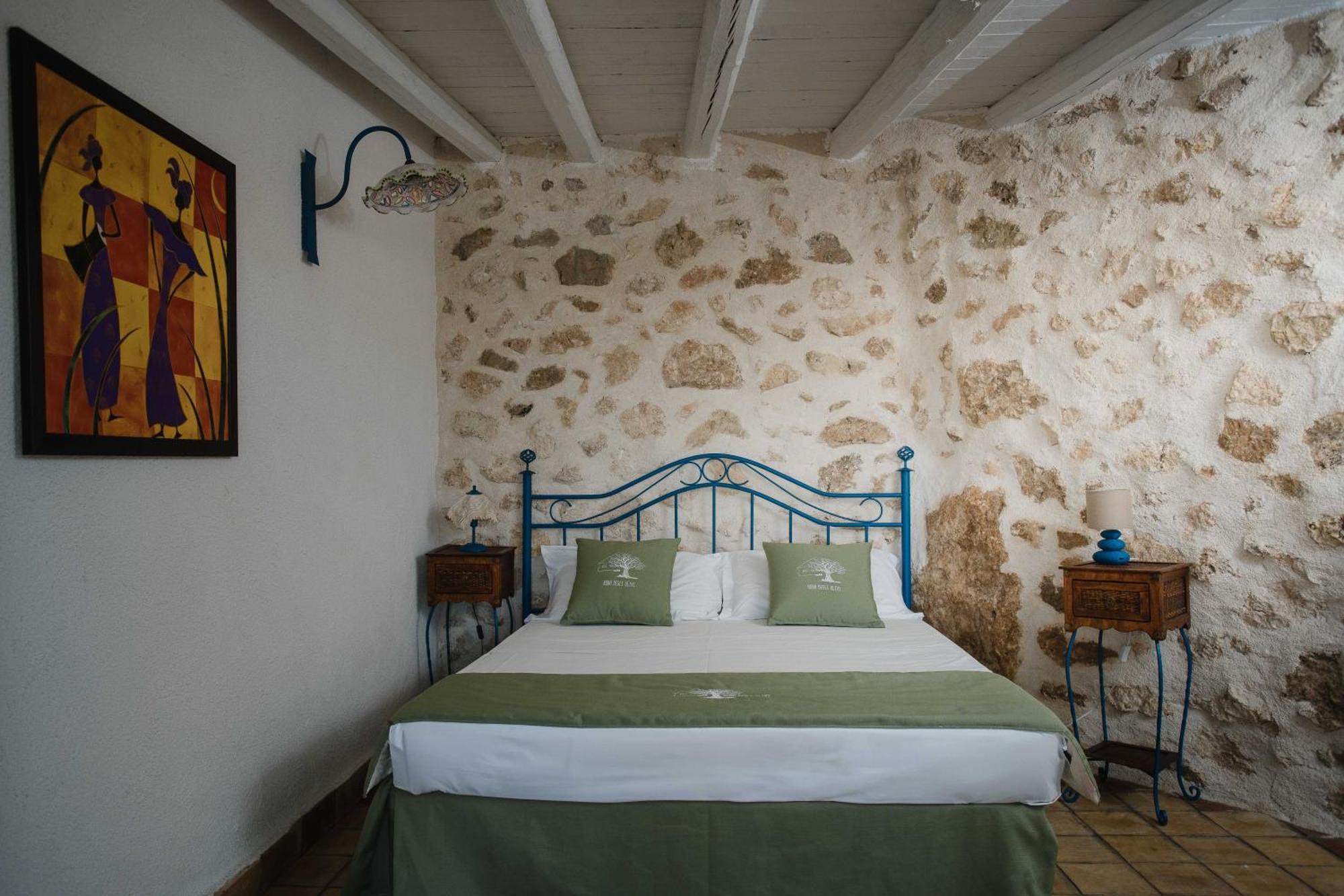 Two Connecting Rooms,1636759703:JPEG