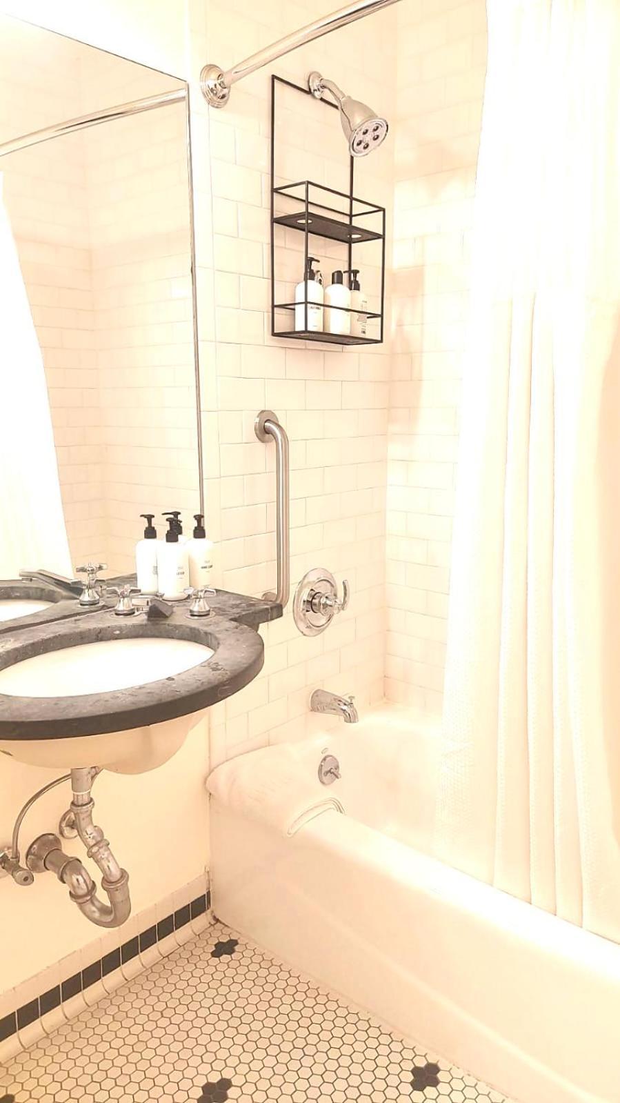 Deluxe Queen Suite