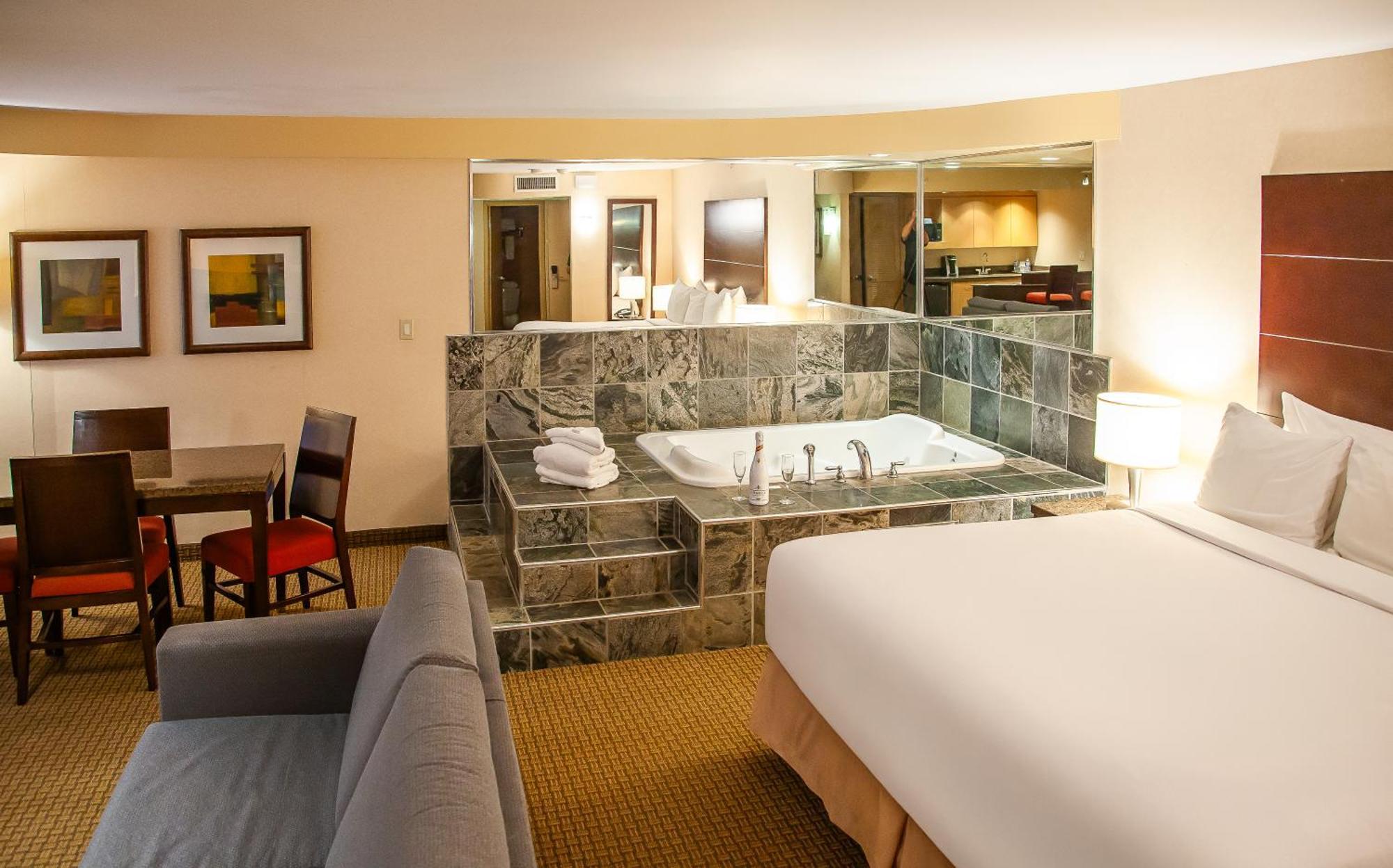 Corner King Suite with Whirlpool,1652757392:JPEG
