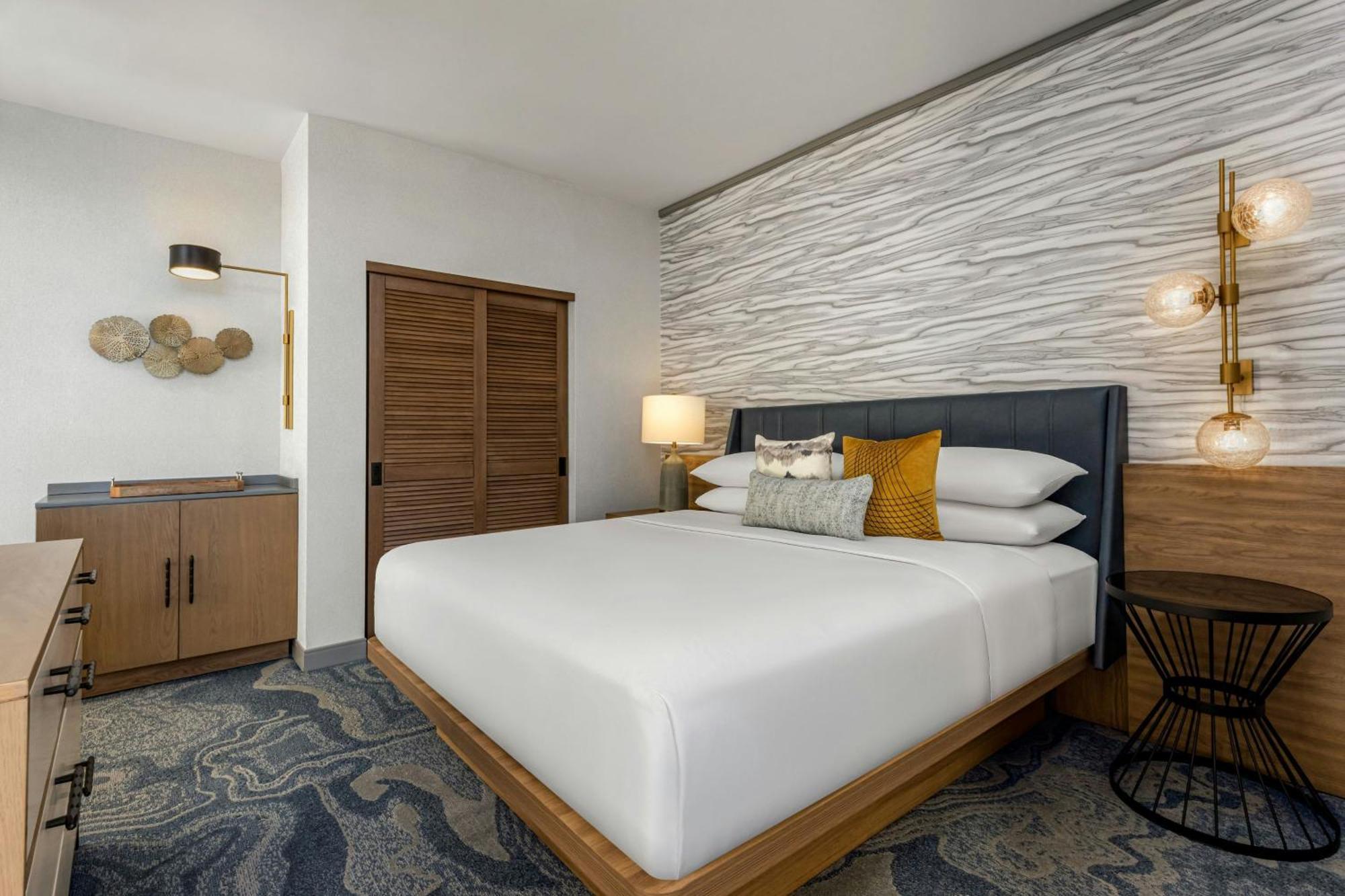 1 King Bed, Marina Tower, Pacific Suite,1643136232:JPEG