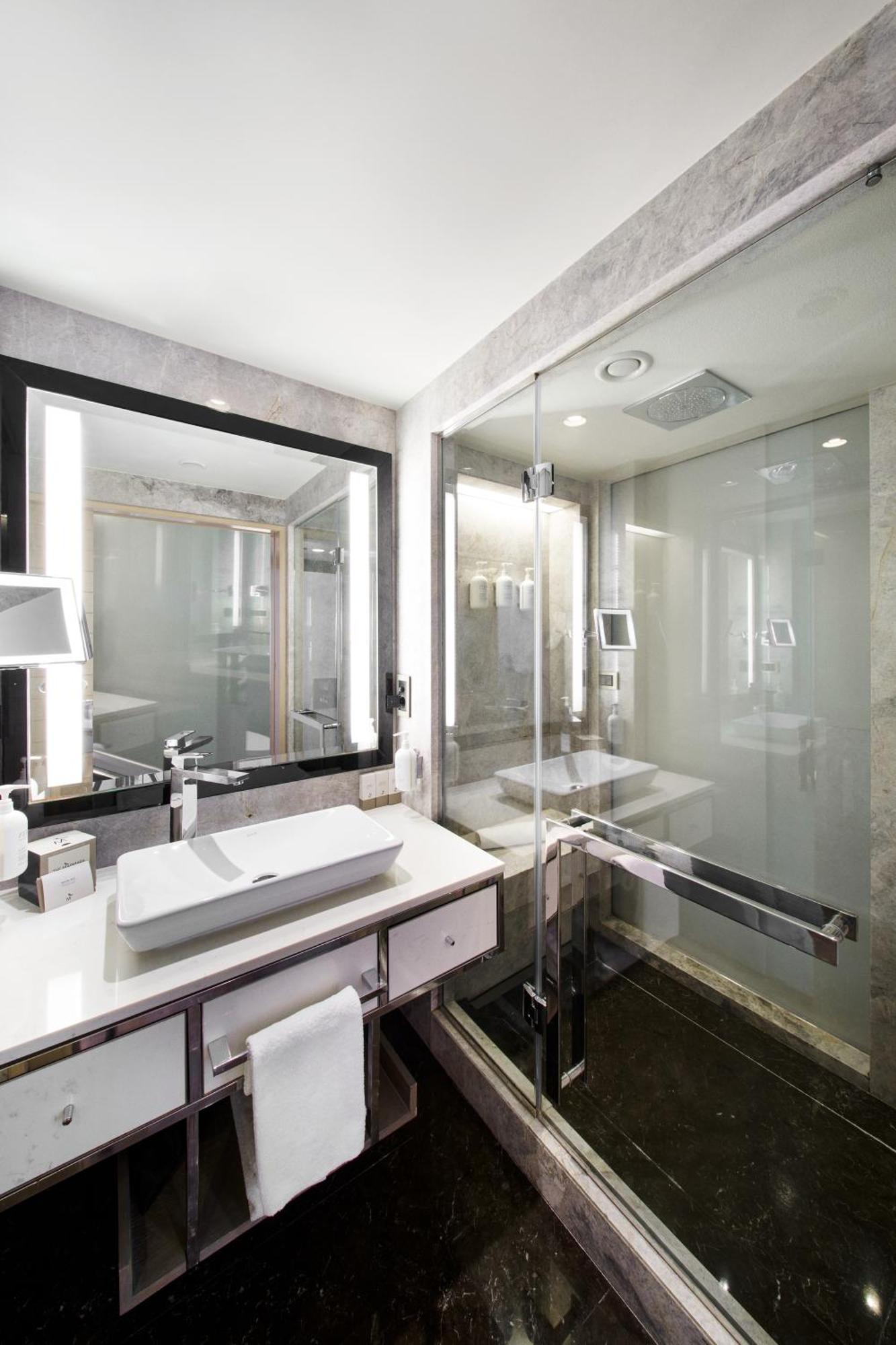 Deluxe Double or Twin Room City View