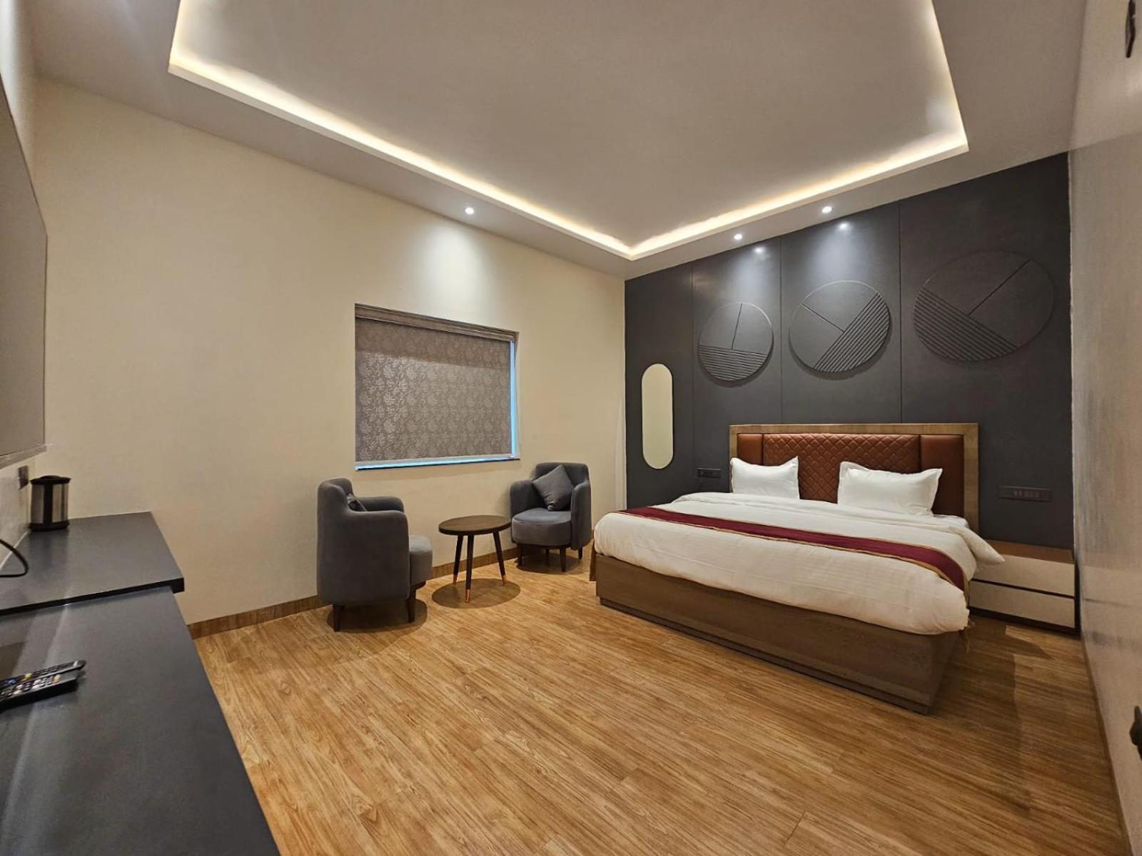 Deluxe Double Room (2 Adults + 1 Child),1726330271:JPEG