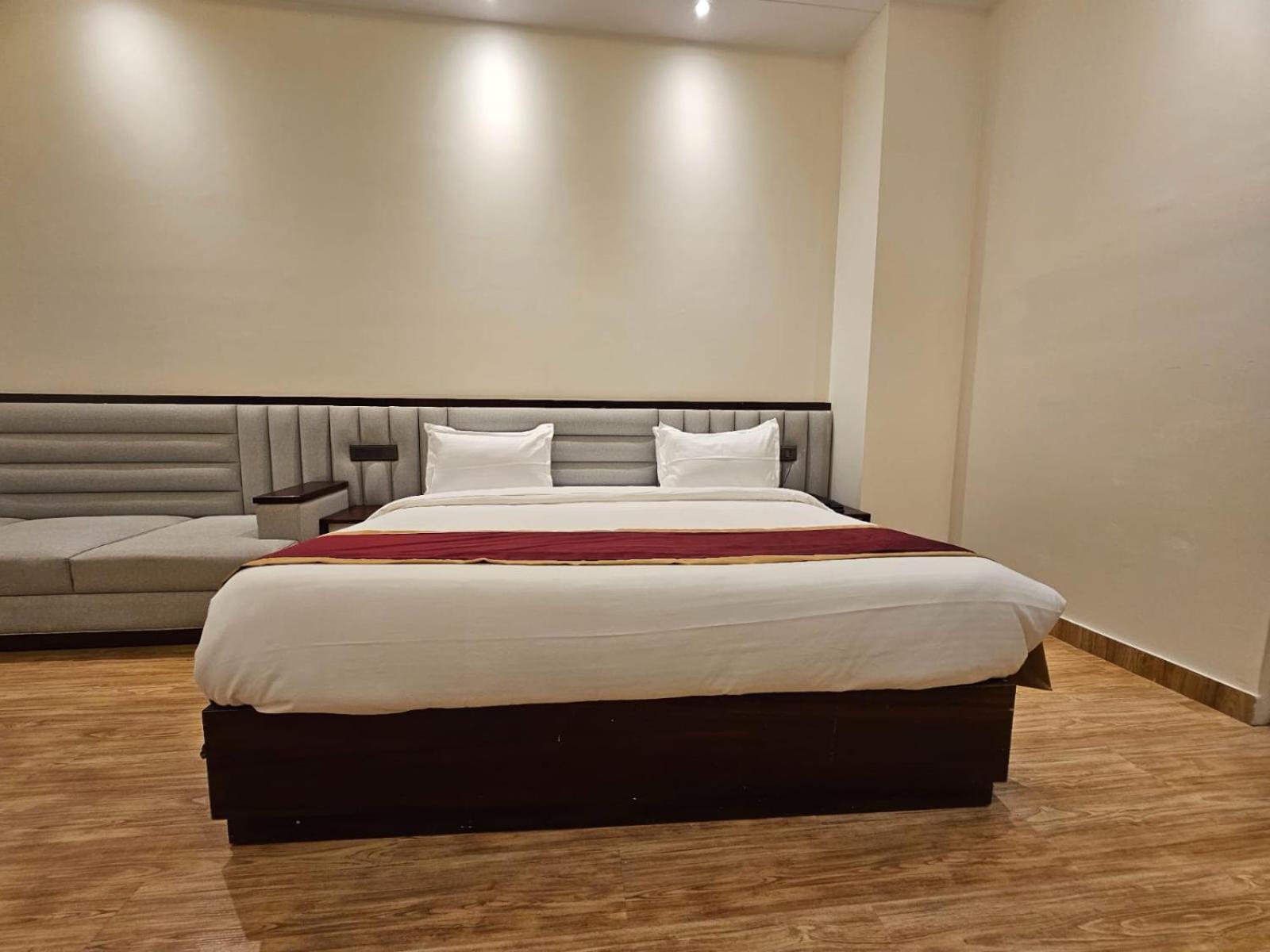 Executive Suite,1735267135:JPEG