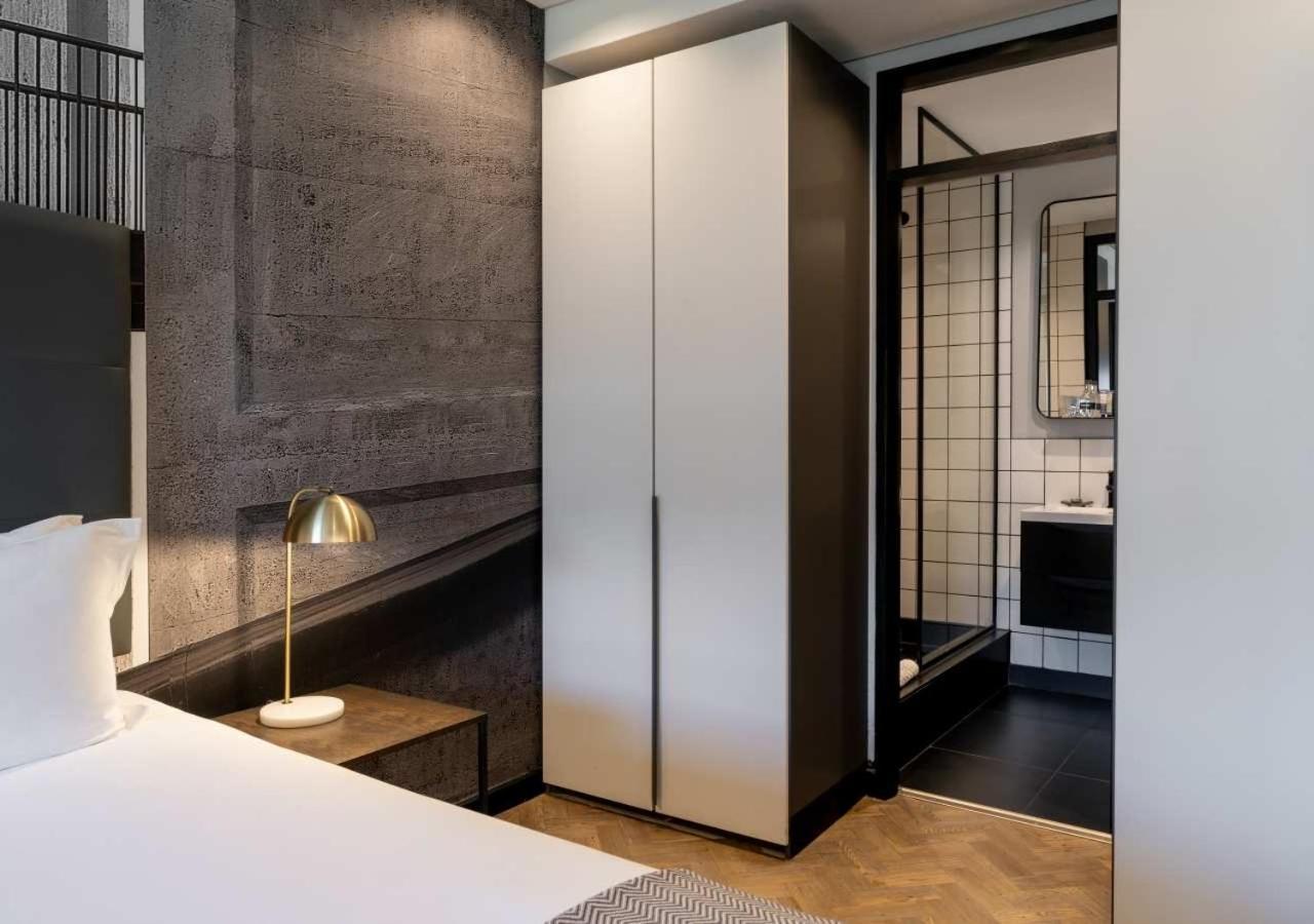 Deluxe One Bedroom Apartment with Mountain View
