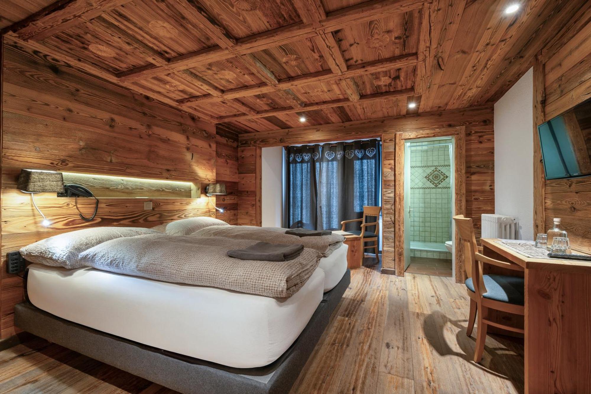 Standard Zweibettzimmer mit Balkon und Bergblick