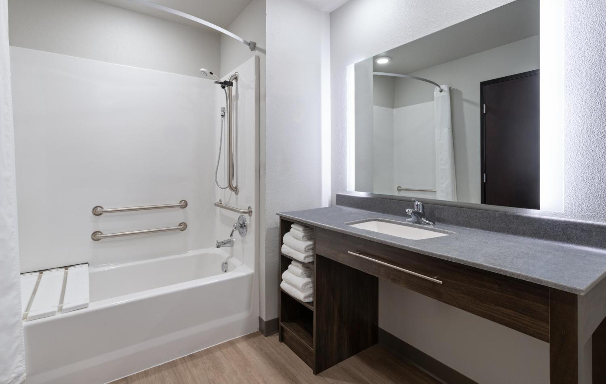 Queen Room - Mobility Accessible,1651244325:JPEG