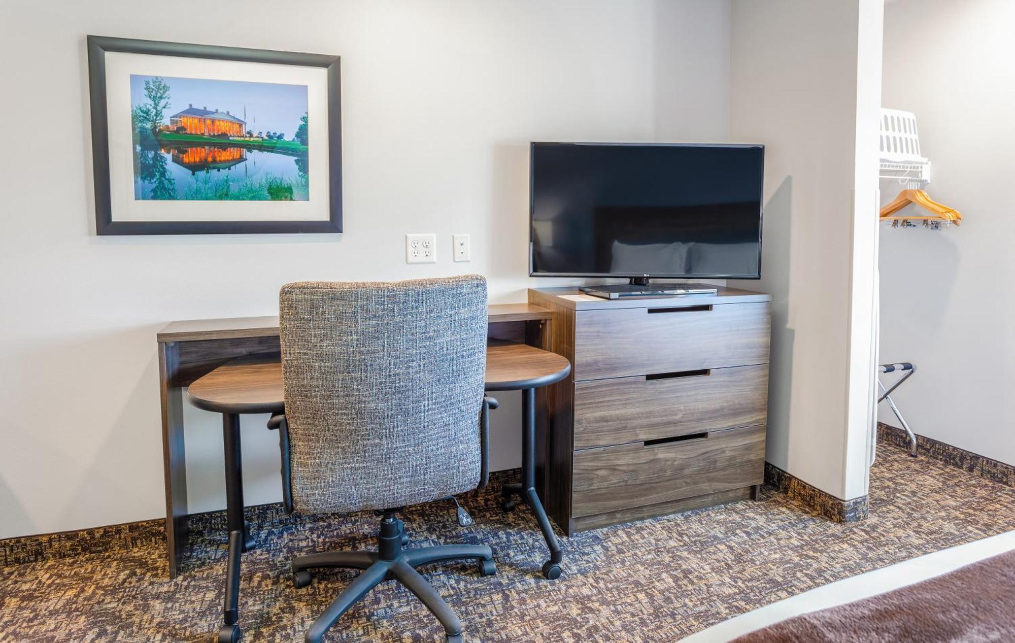 Queen Room with Recliner - Hearing Accessible,1651244326:JPEG