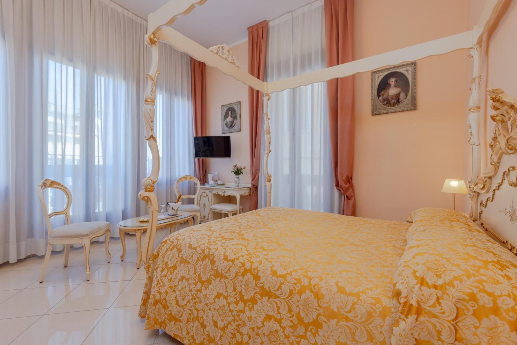 Double or Twin Room Canal View