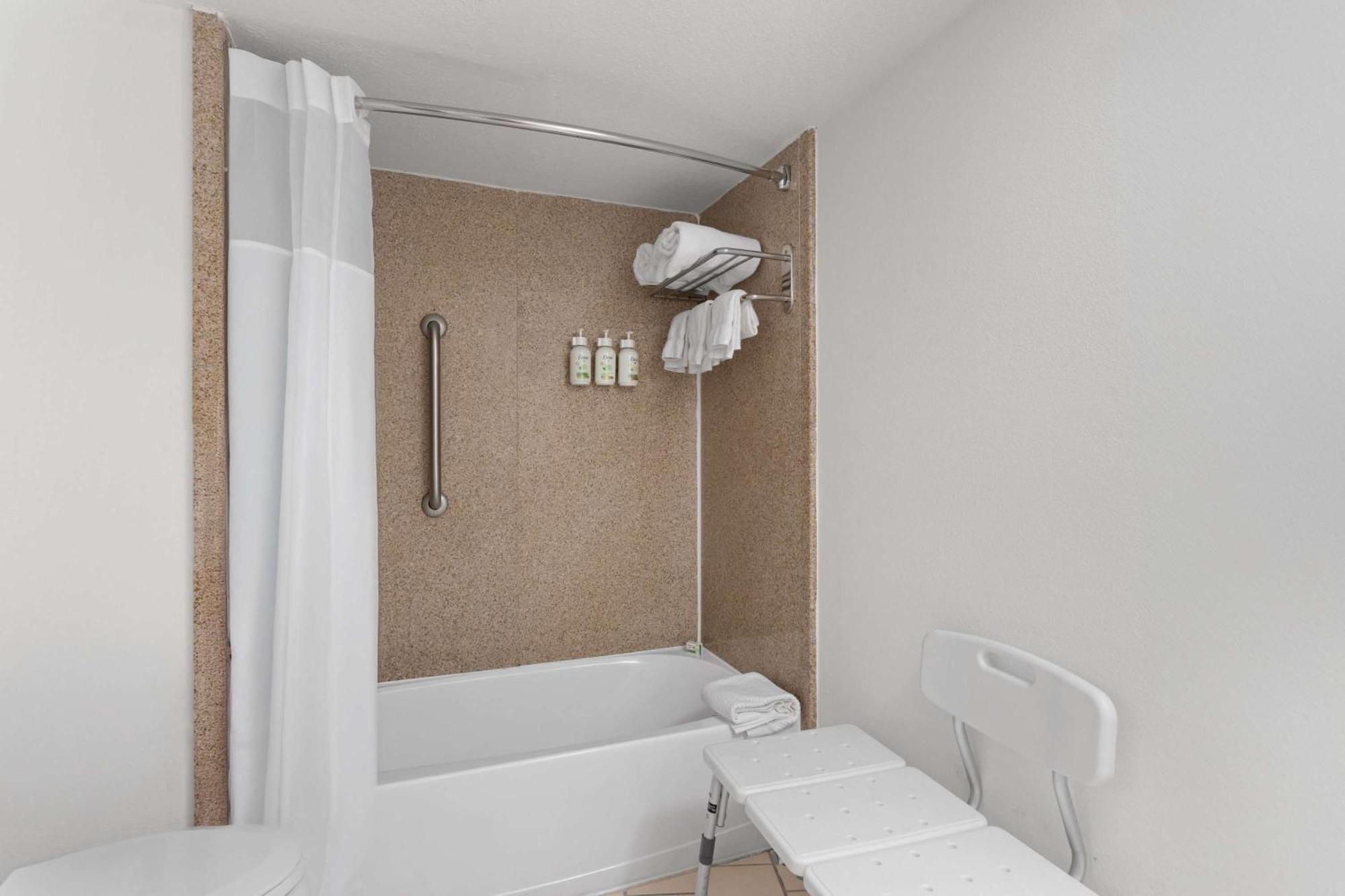 Quarto Queen com Banheira - Acessível a Pessoas com Mobilidade Condicionada - Não Fumador