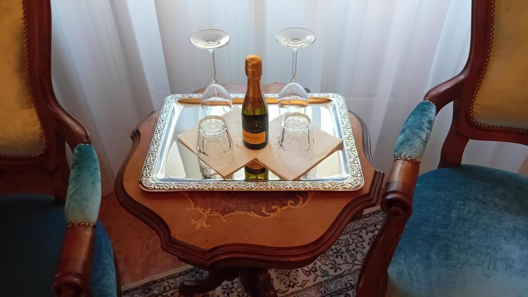 Quarto com 2 Camas de Solteiro e Banheiro Privativo