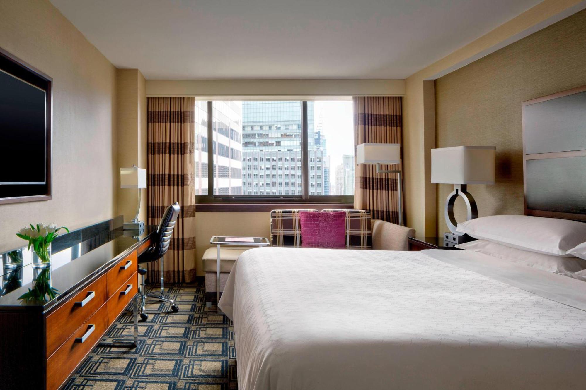 Superior King Room with Adapted Tub - Mobility and Hearing Accessible/High Floor,1672564450:JPEG