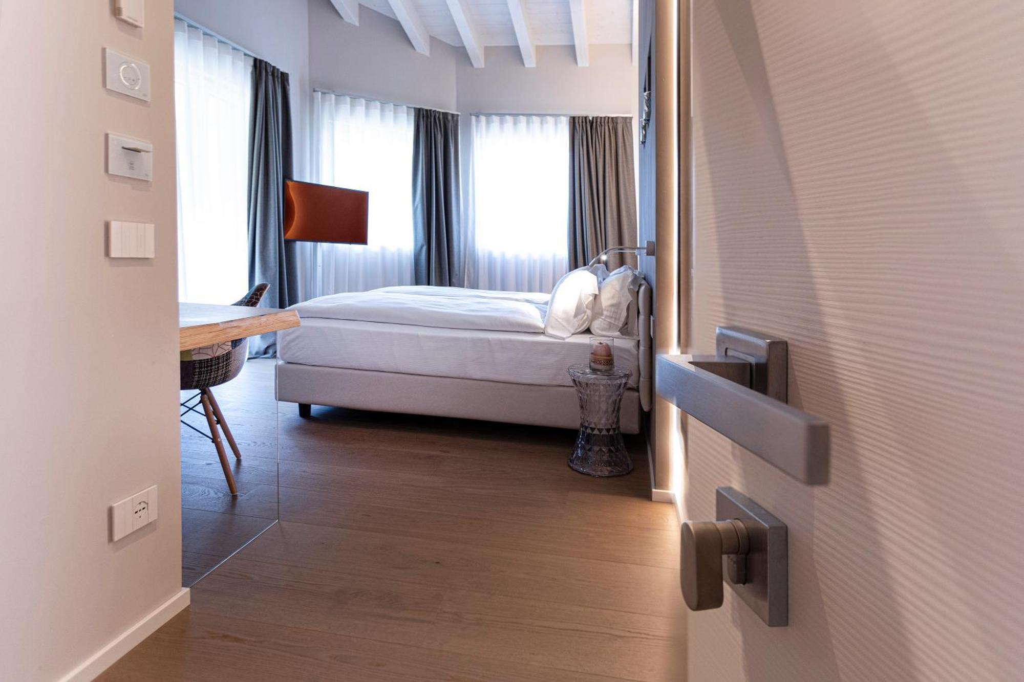 Double or Twin Room with Lake View,1675720996:JPEG