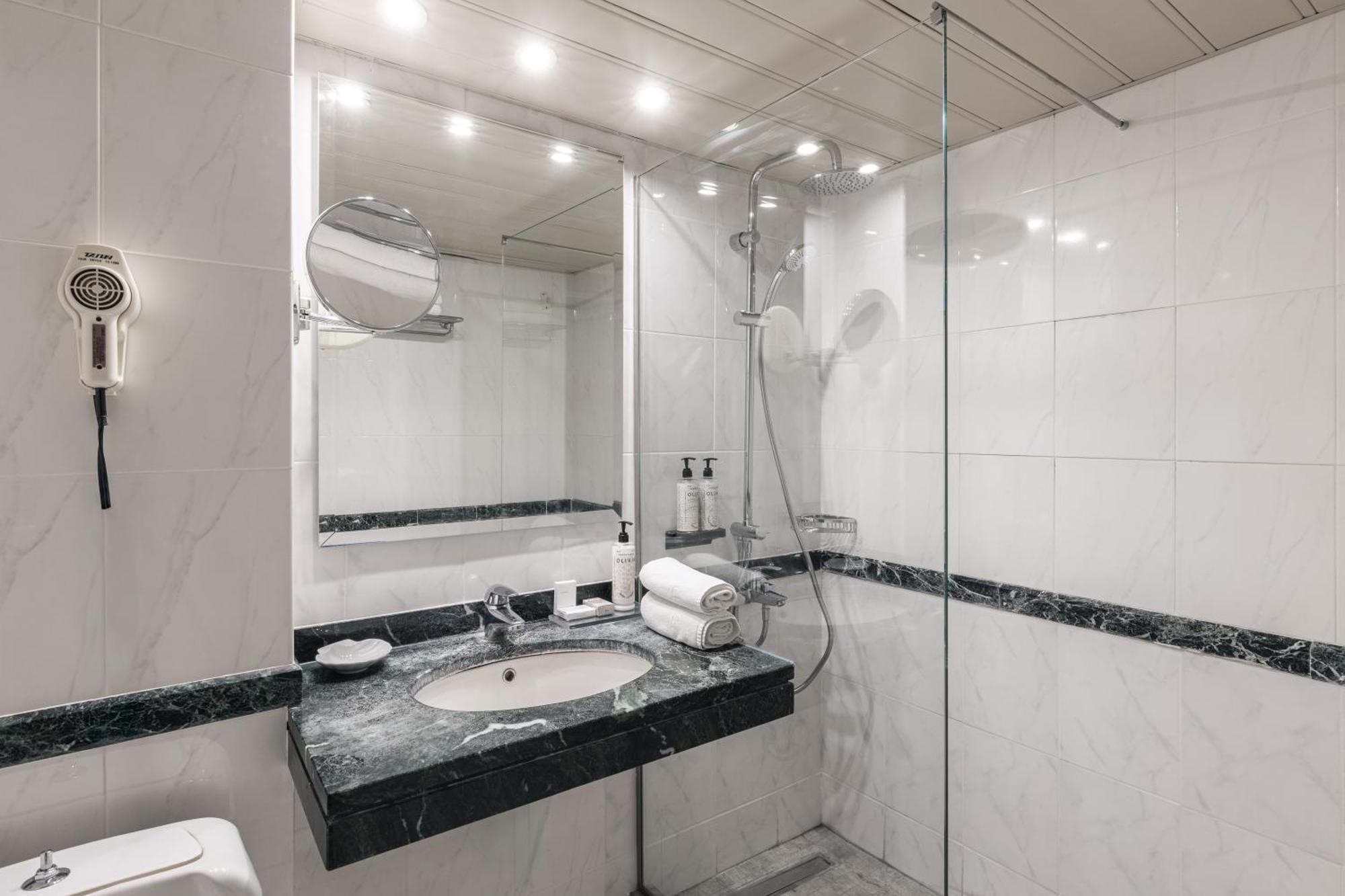 Essential Double or Twin Room,1679567276:JPEG