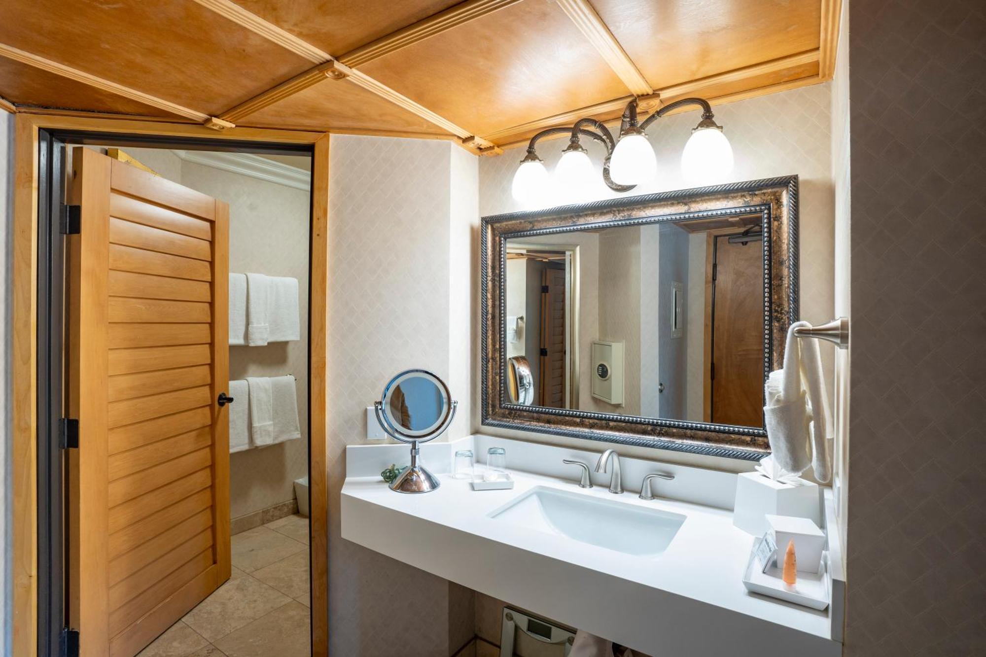 Partial Ocean View Standard ADA Accesible Room