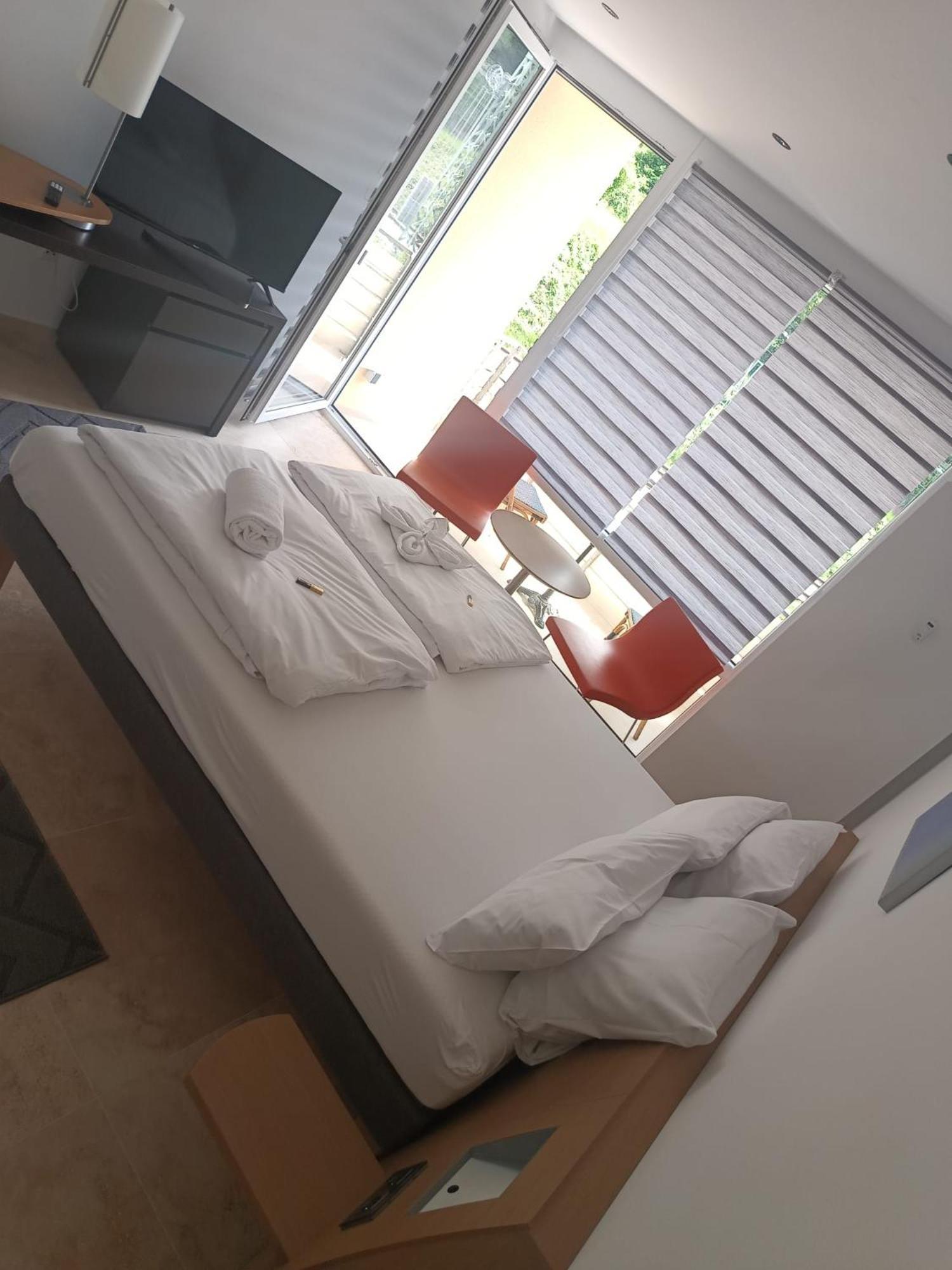 One-Bedroom Apartment Balcony,1683802463:JPEG