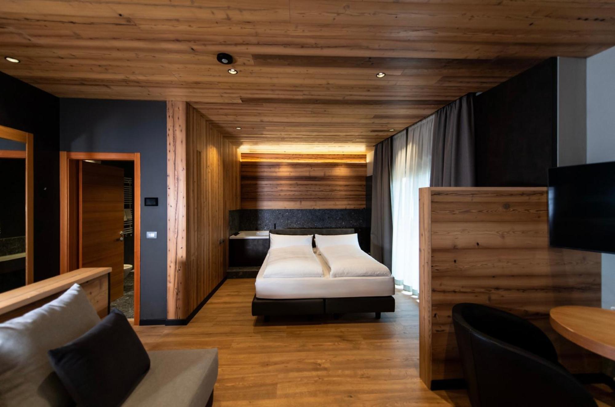Junior Suite,1685071406:JPEG
