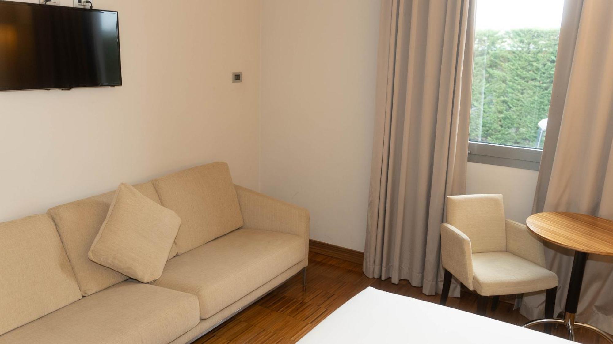 Double Room with Covered Private Parking,1697796573:JPEG