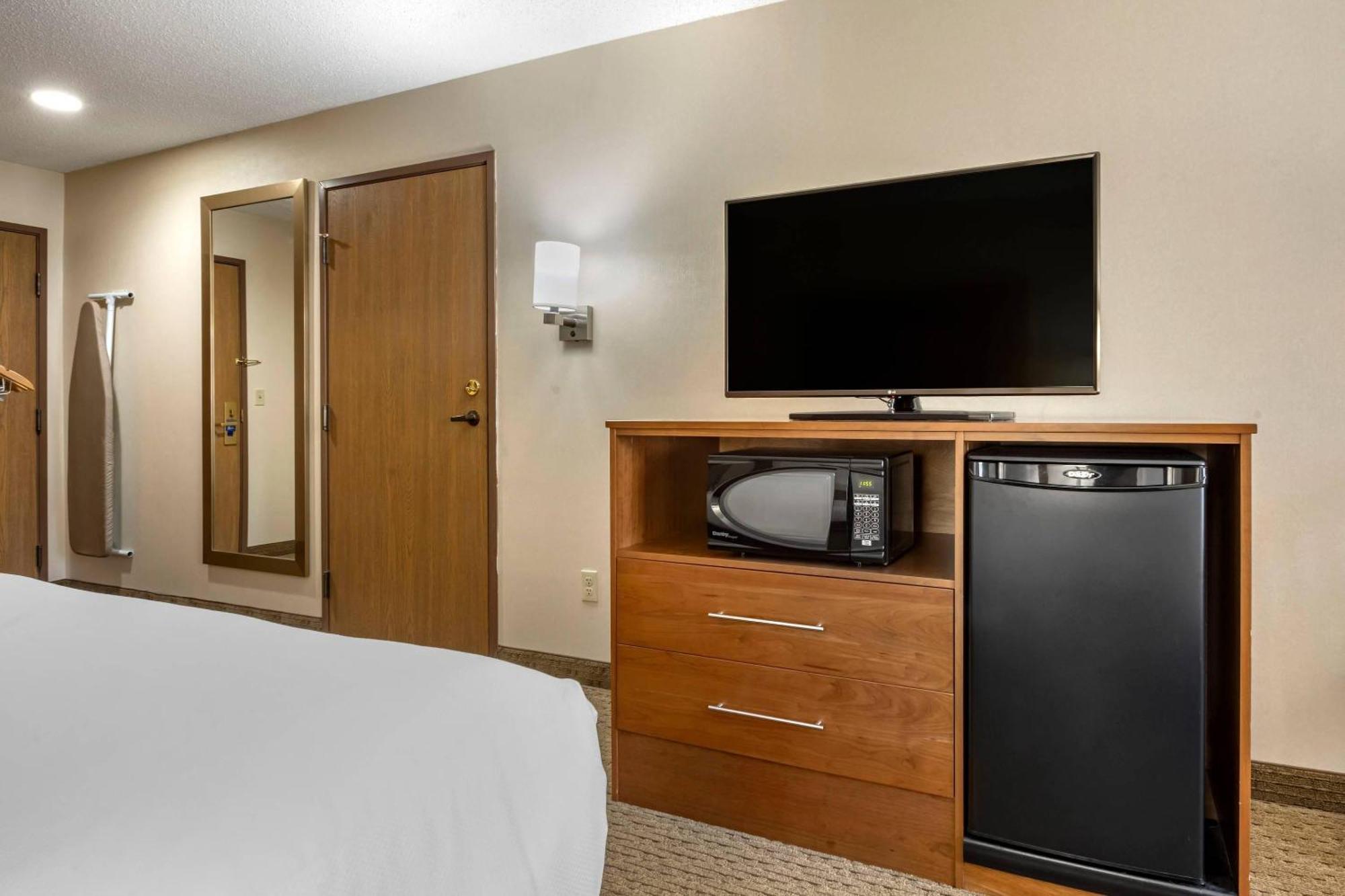 Queen Room with Two Queen Beds with Accessible Tub - Accessible/Non-Smoking,1703567587:JPEG