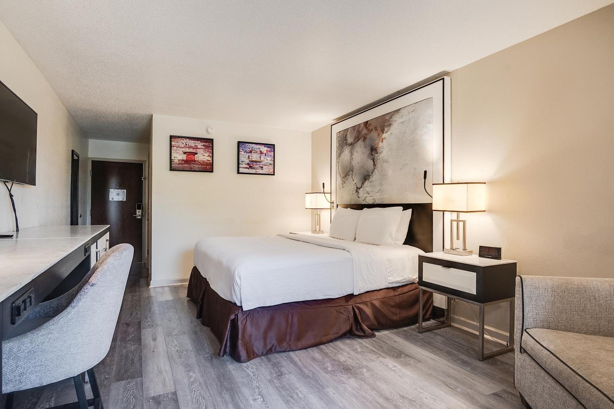 King Room with Roll-in Shower - Mobility Access/Non-Smoking,1706856762:JPEG