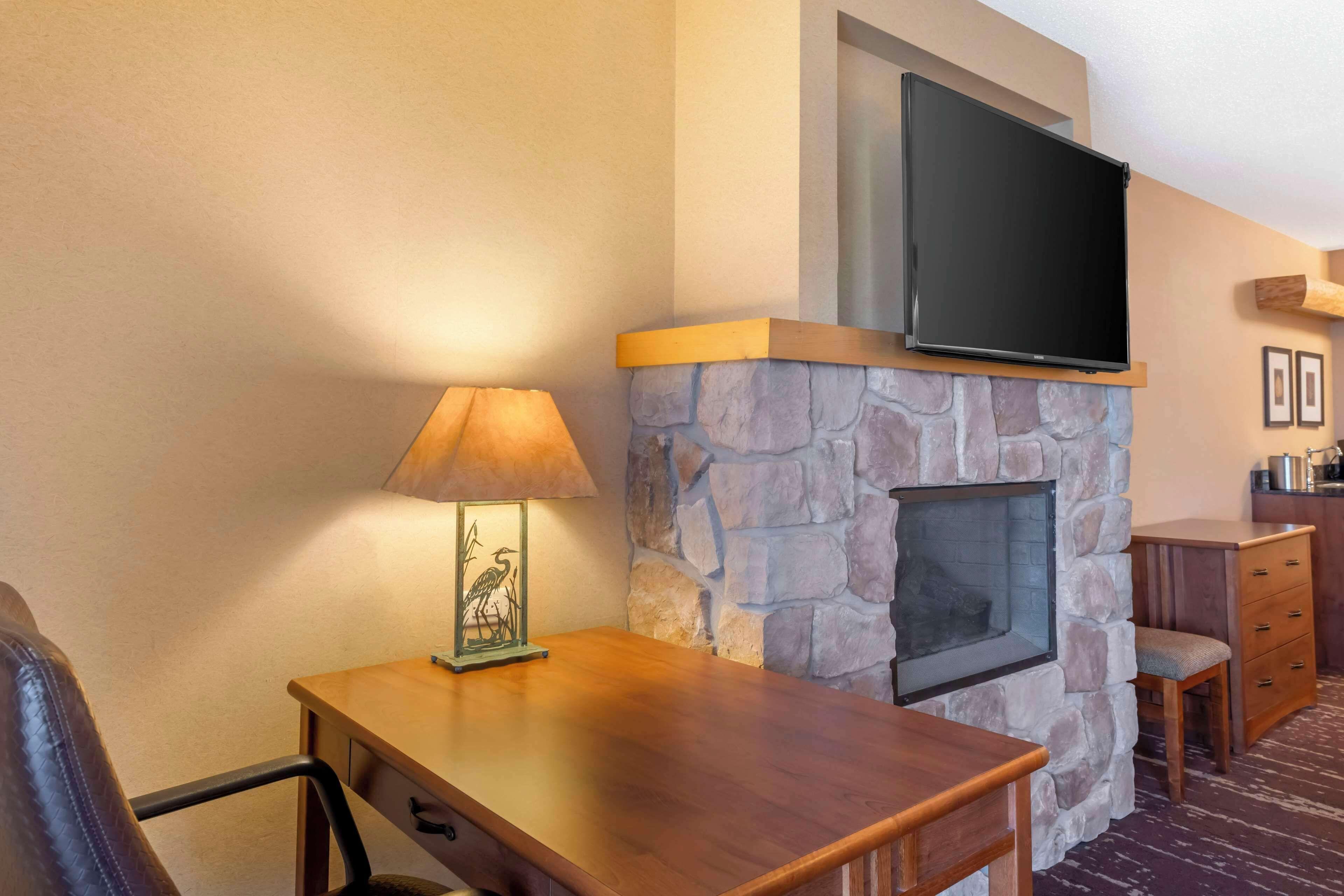 King Suite with Fireplace, Spa Bath and Balcony - Lake Front/Non-Smoking