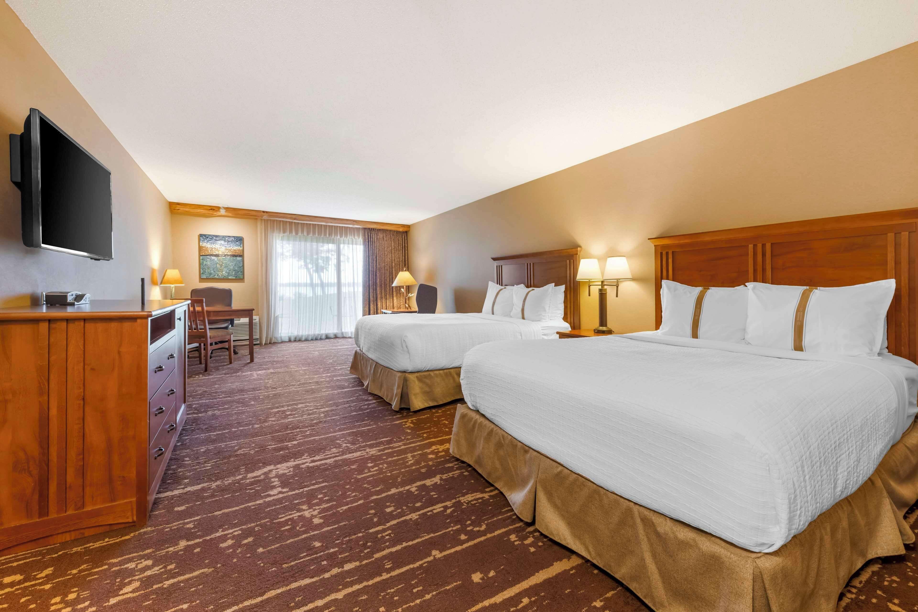 Queen Room with Two Queen Beds and Roll-In Shower - Lake Front/Disability Access/Non-Smoking