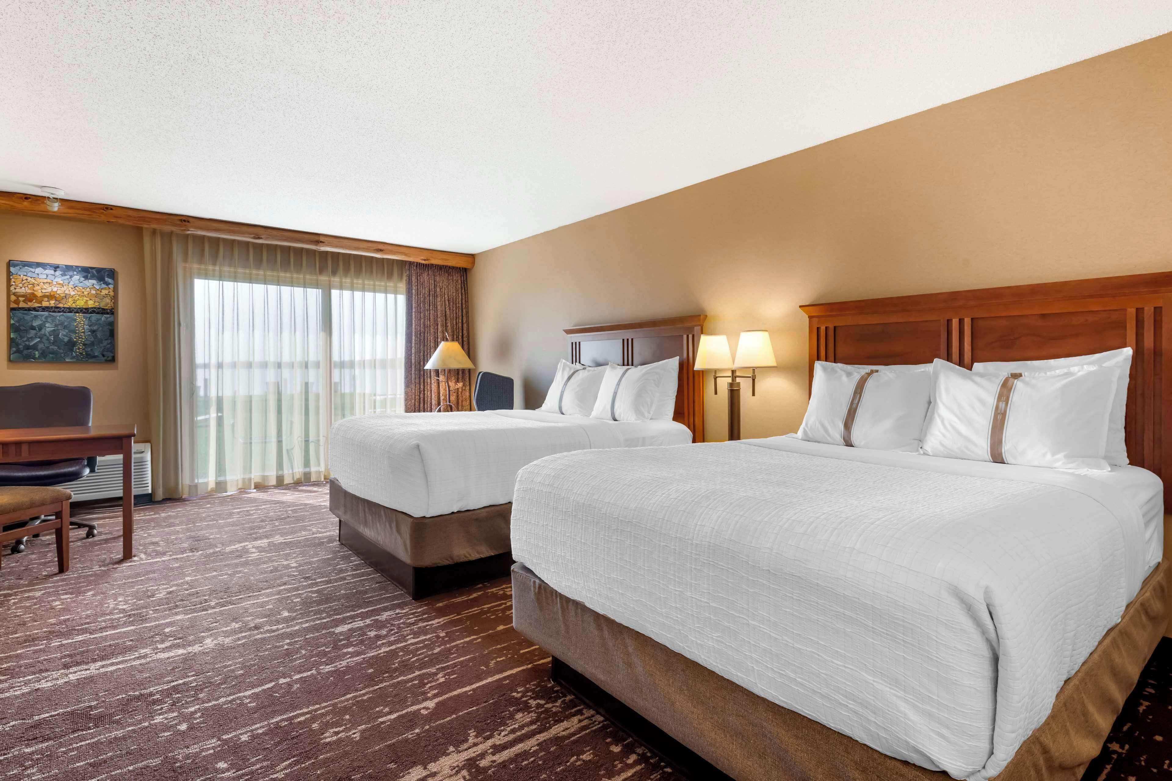 Queen Room with Two Queen Beds and Balcony - Lake Front/Non-Smoking