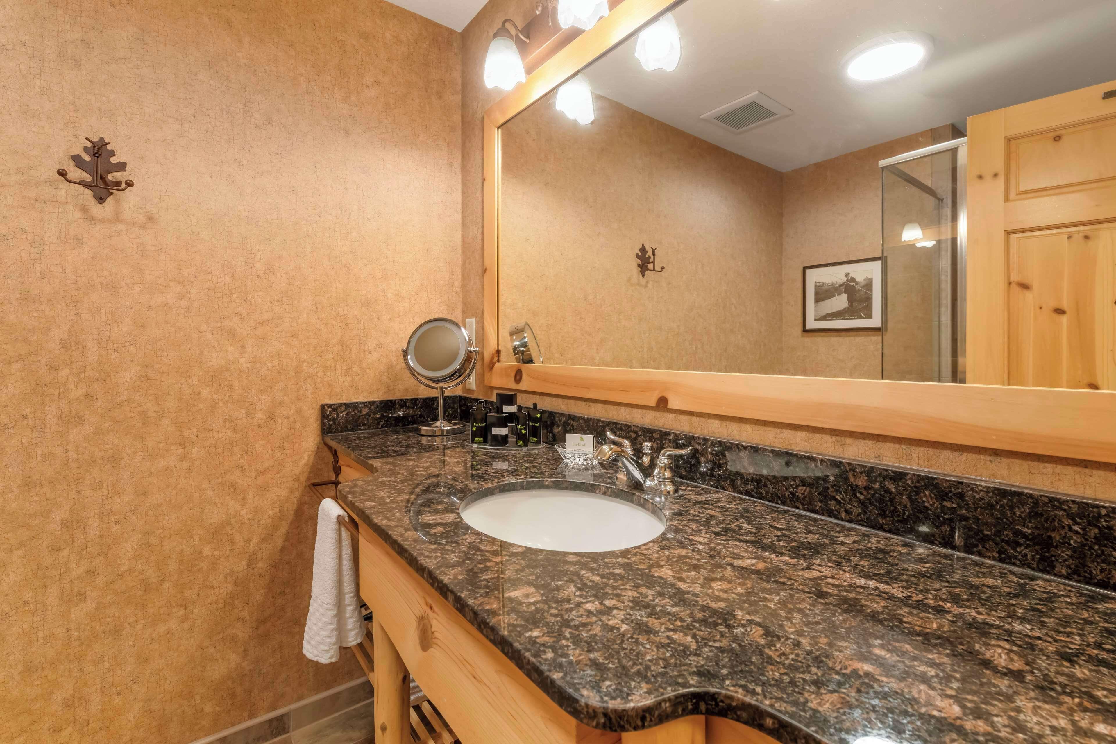 Queen Room with Kitchen and Patio - Lake Front/Non-Smoking