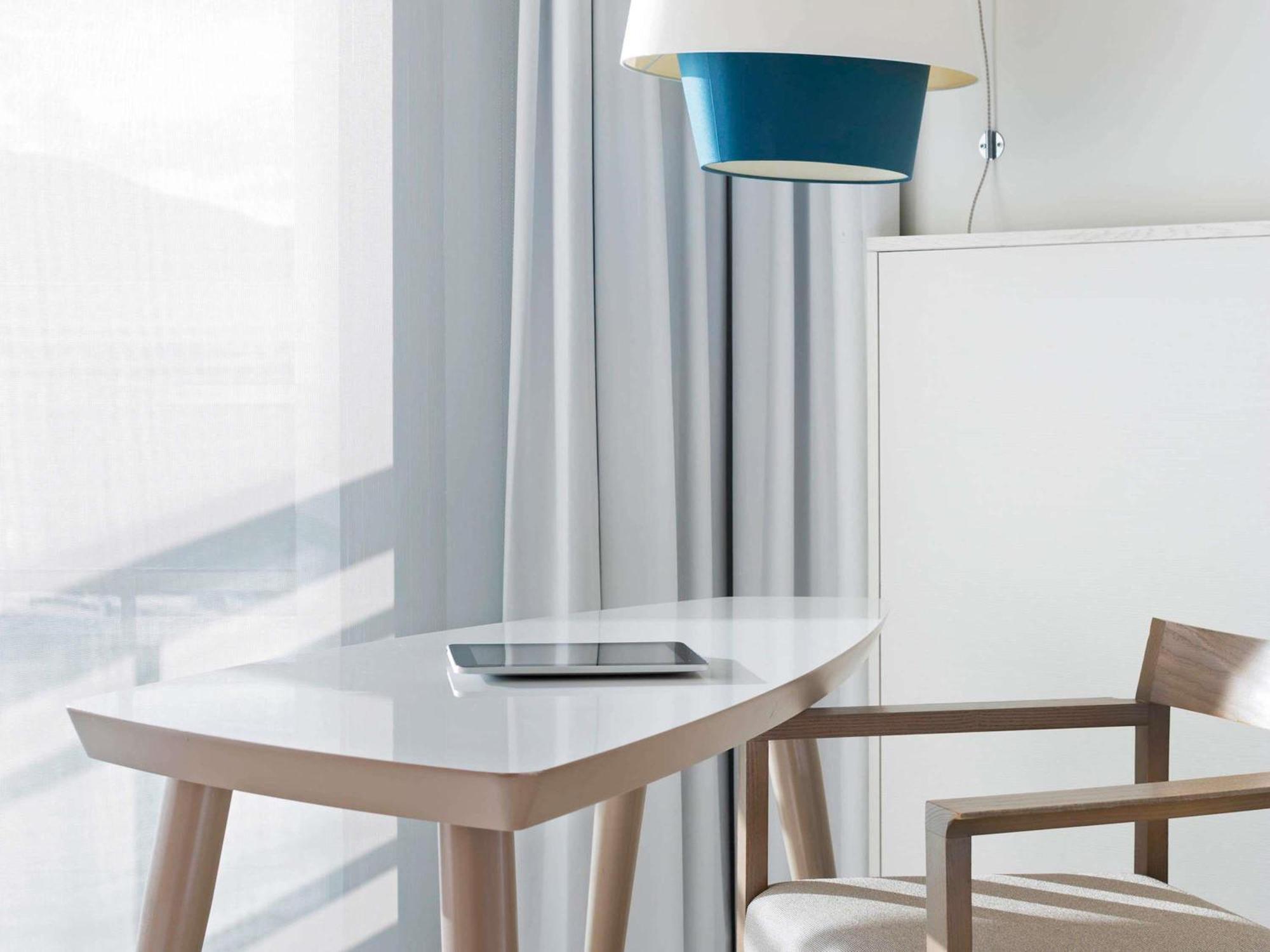 Habitación Clásica con terraza y vistas parciales al mar