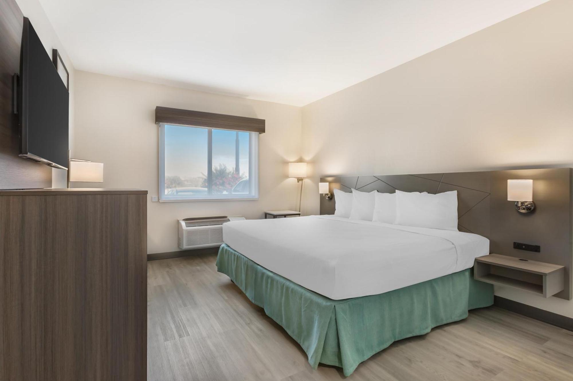 King Room with Roll-In Shower - Mobility Accessible,1717047110:JPEG