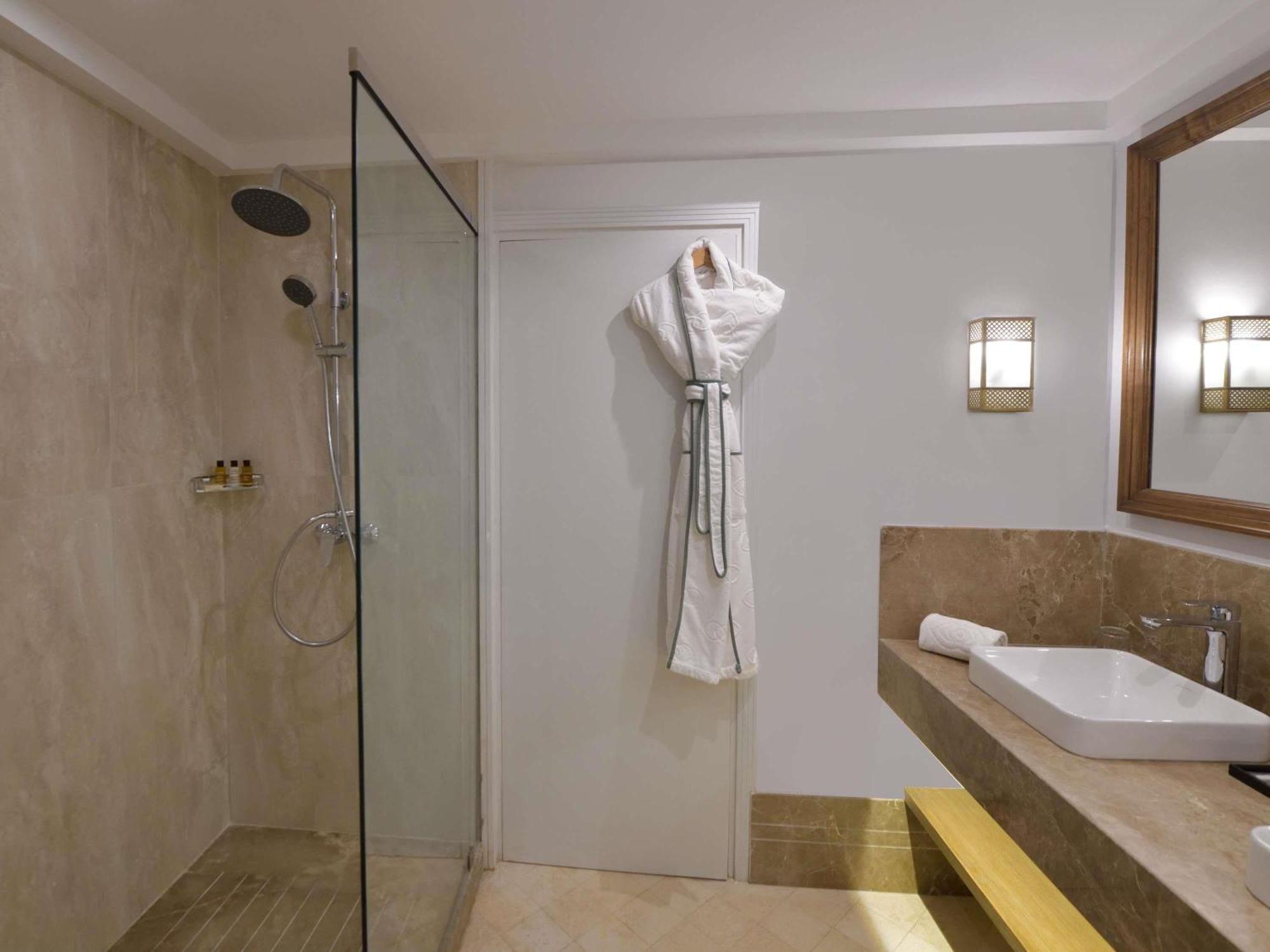 Deluxe King Room with Balcony and Ocean View,1759232347:JPEG