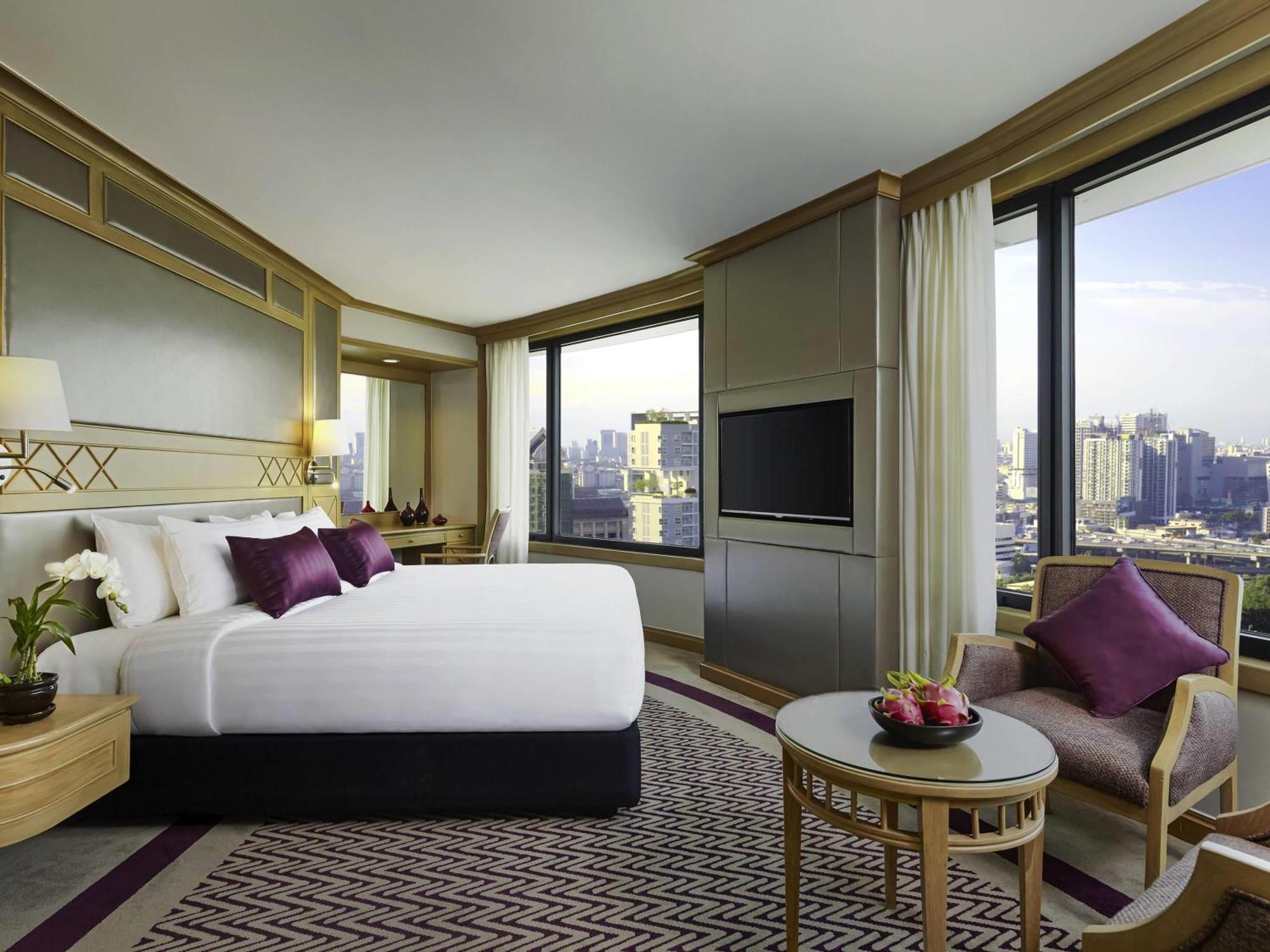 Corner Room with One King Bed,1742602831:JPEG
