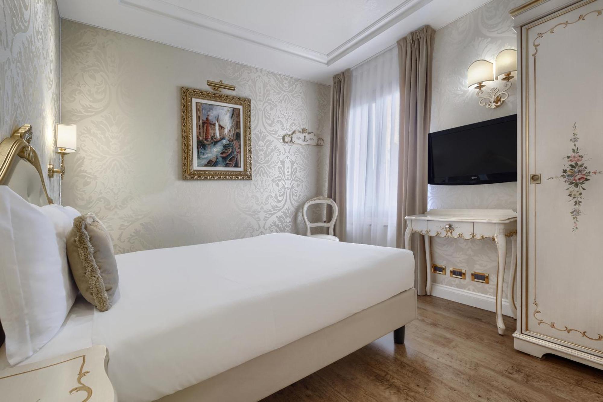 Classic Queen Room