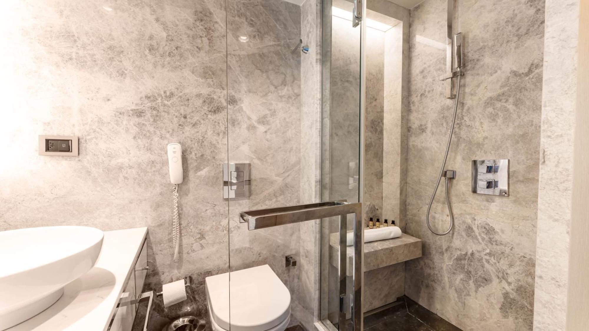Corner Double Room City View