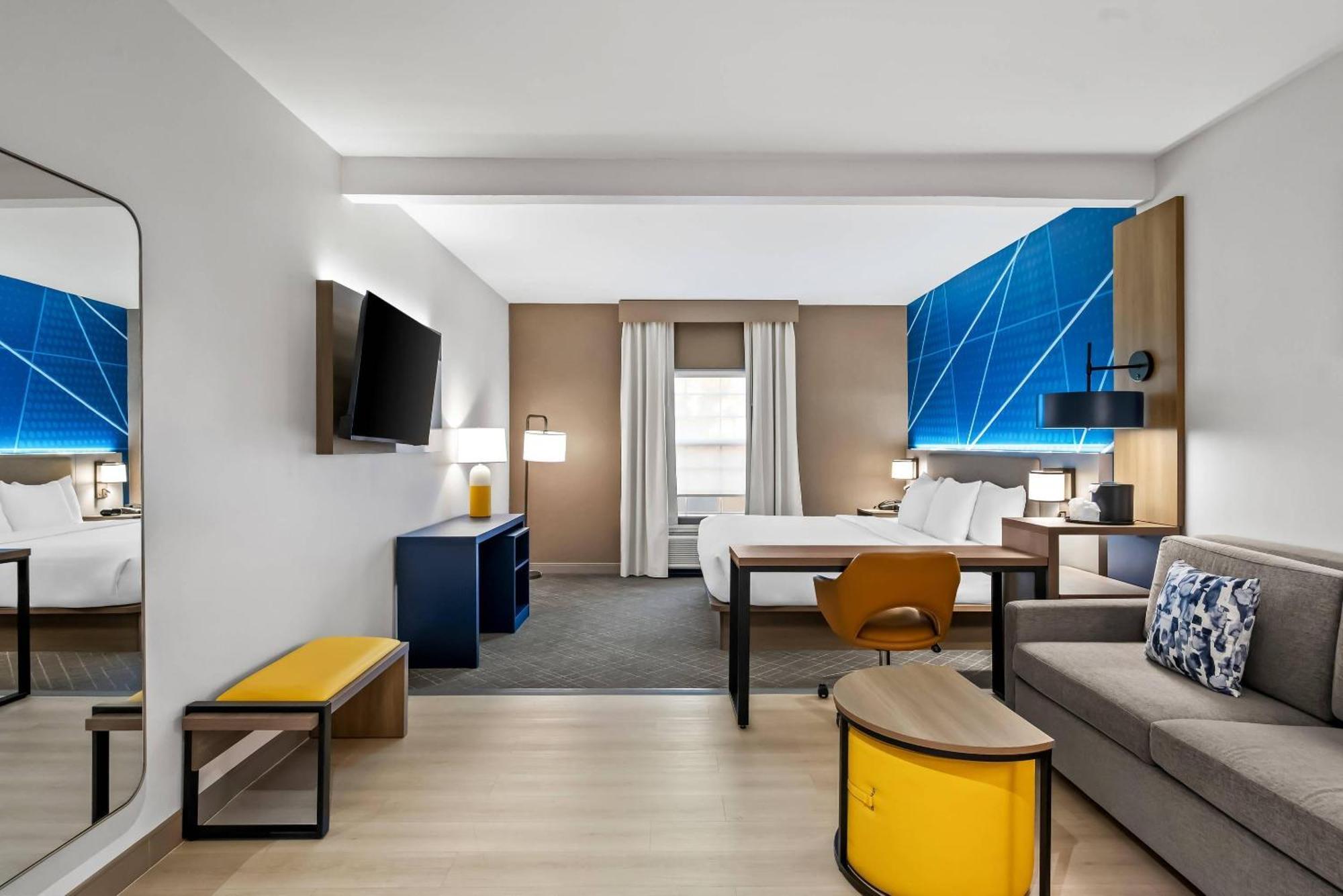 King Suite with Whirlpool - Non-Smoking,1742812083:JPEG