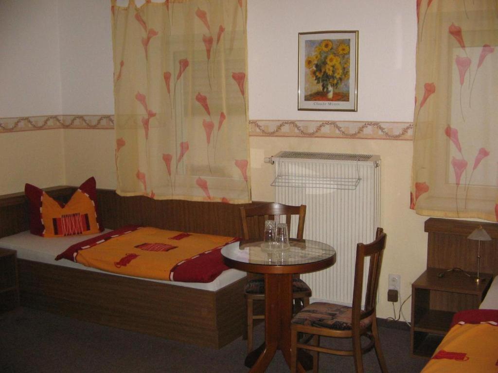 Twin Room,1742848440:JPEG