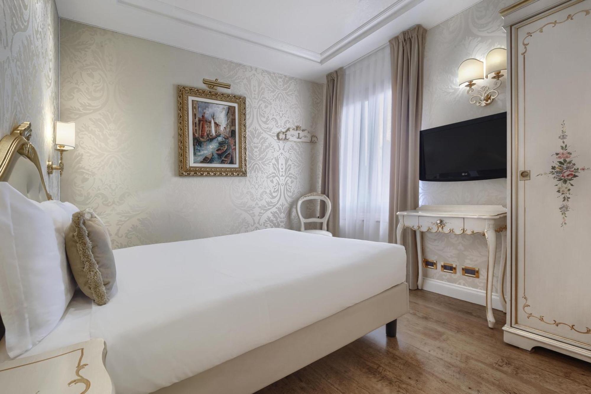 Classic Queen Room