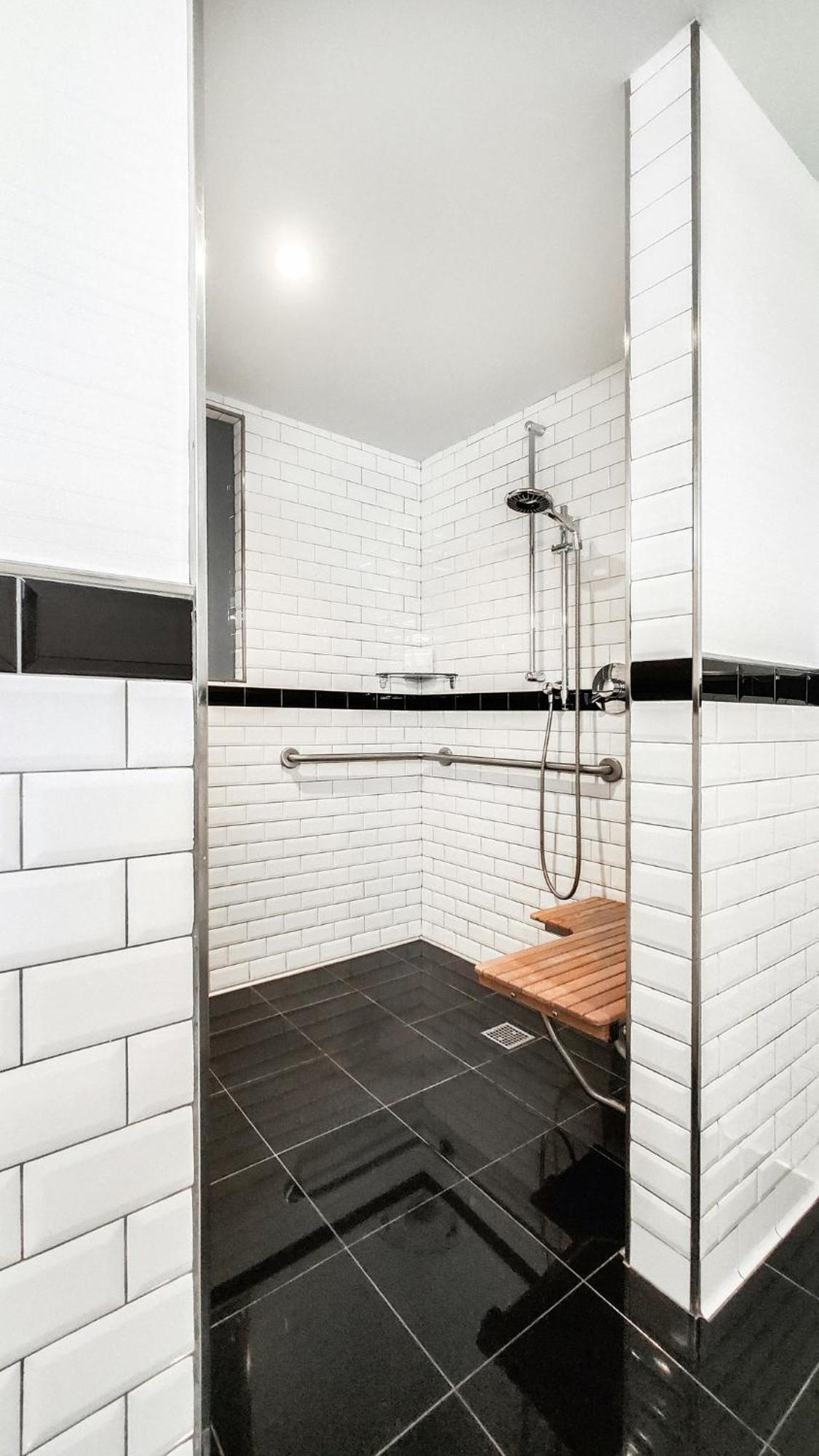 Classic Queen Mobility Hearing-Accessible Guest Room Roll Shower