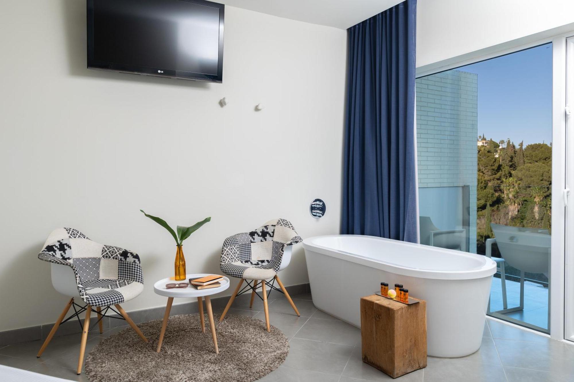 Deluxe King Room with Partial Sea View,1758341651:JPEG