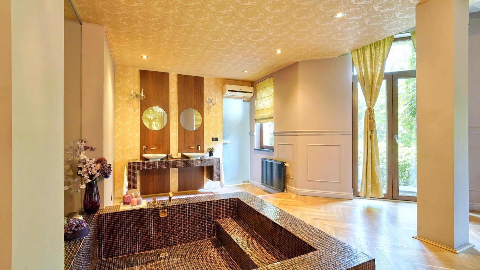 Deluxe Suite with Spa Bath