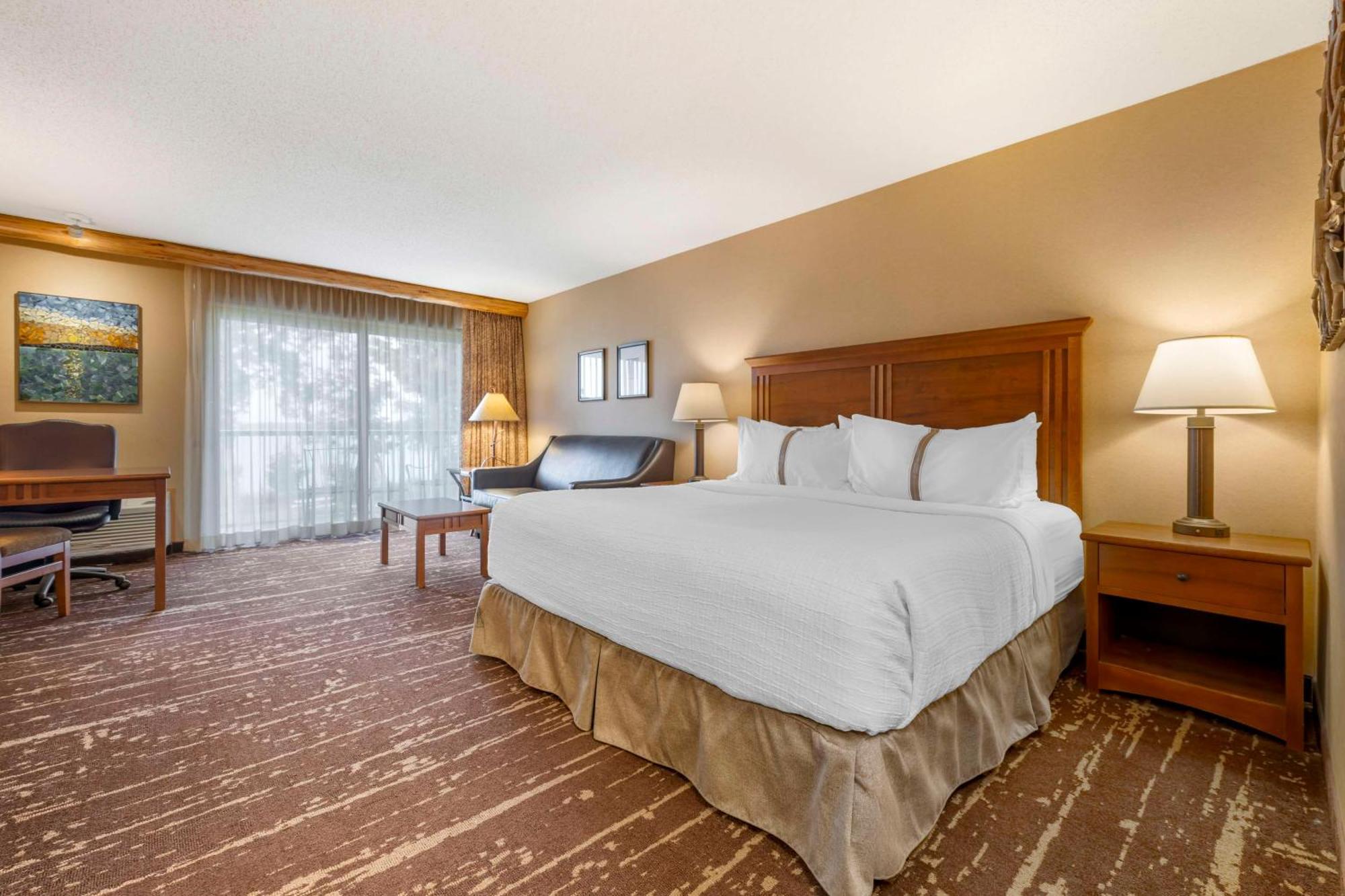 King Room with Sofa Bed and Roll-In Shower - Balcony/Disability Access/Non-Smoking