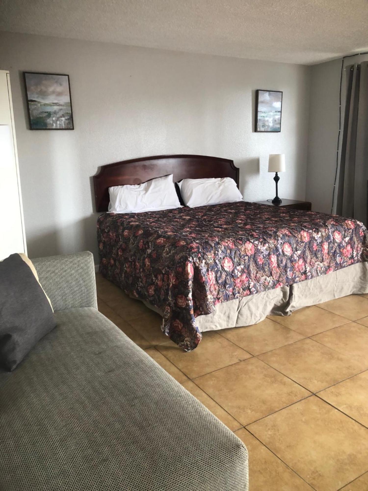 Deluxe Queen Suite