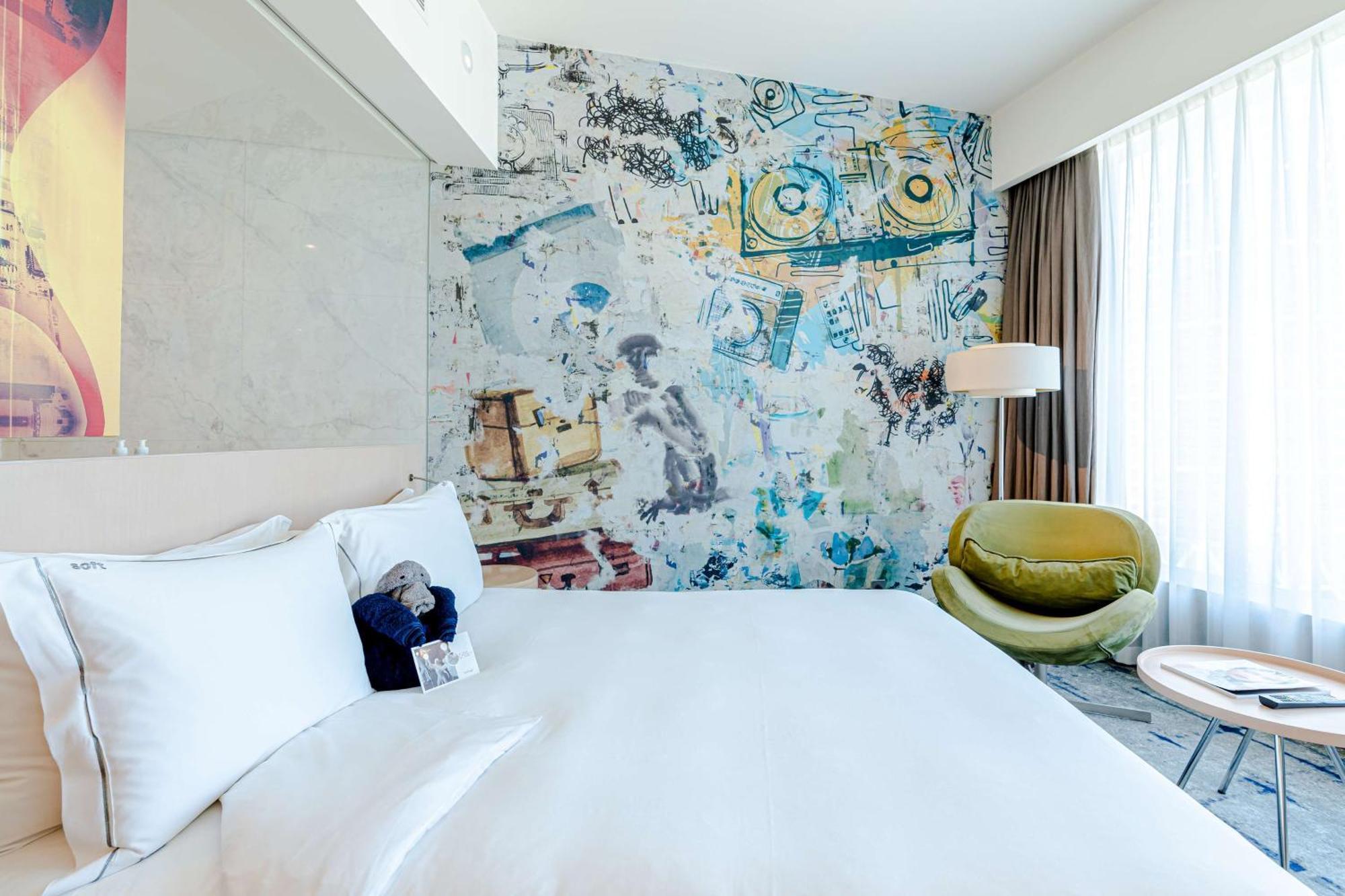 Standard Hip City Room