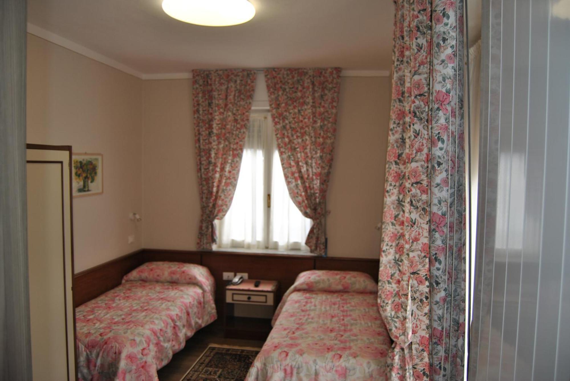 Doppel-/Zweibettzimmer mit Balkon