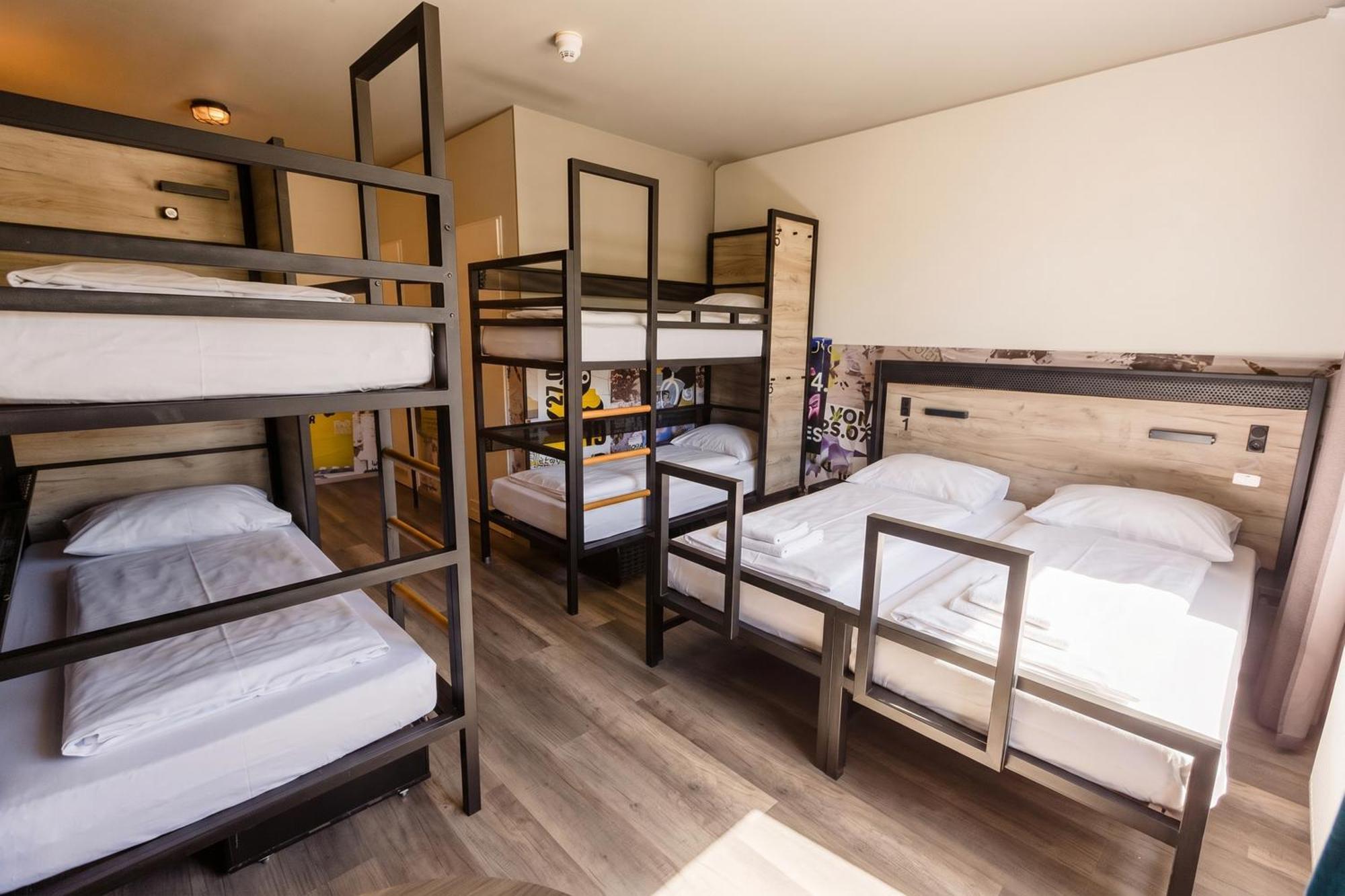 Bed 8-Bed Dormitory Room