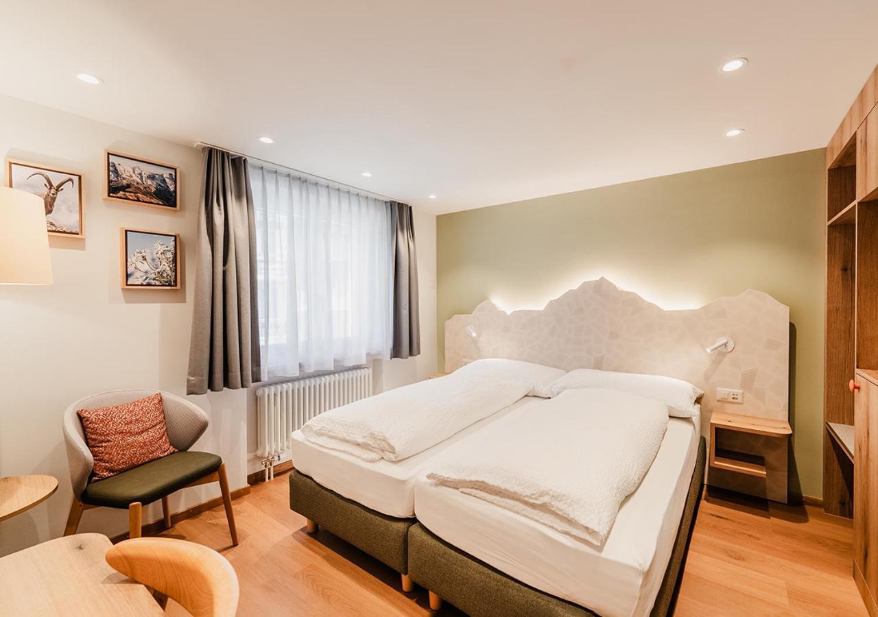 Zweibettzimmer mit Dorfblick