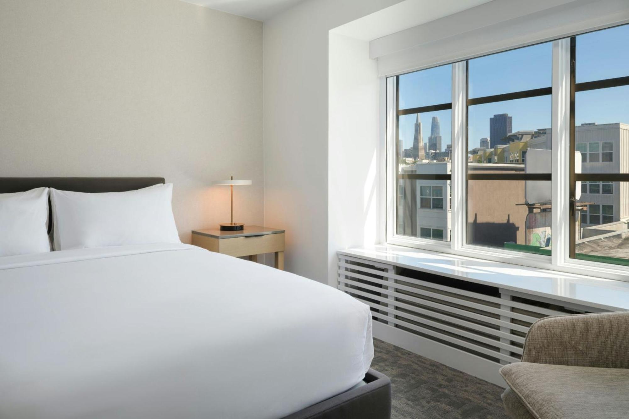 Quarto Maior com 2 Camas Queen-size e Vista da Cidade