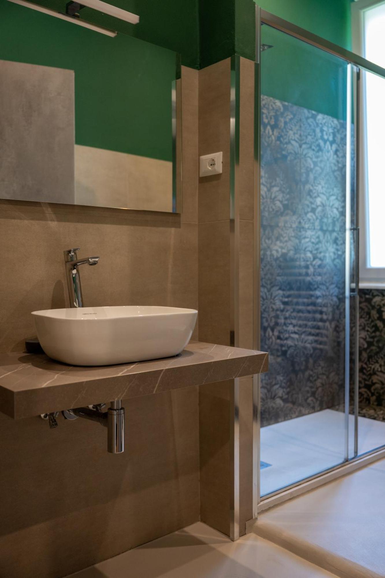Comfort Triple Room Shower