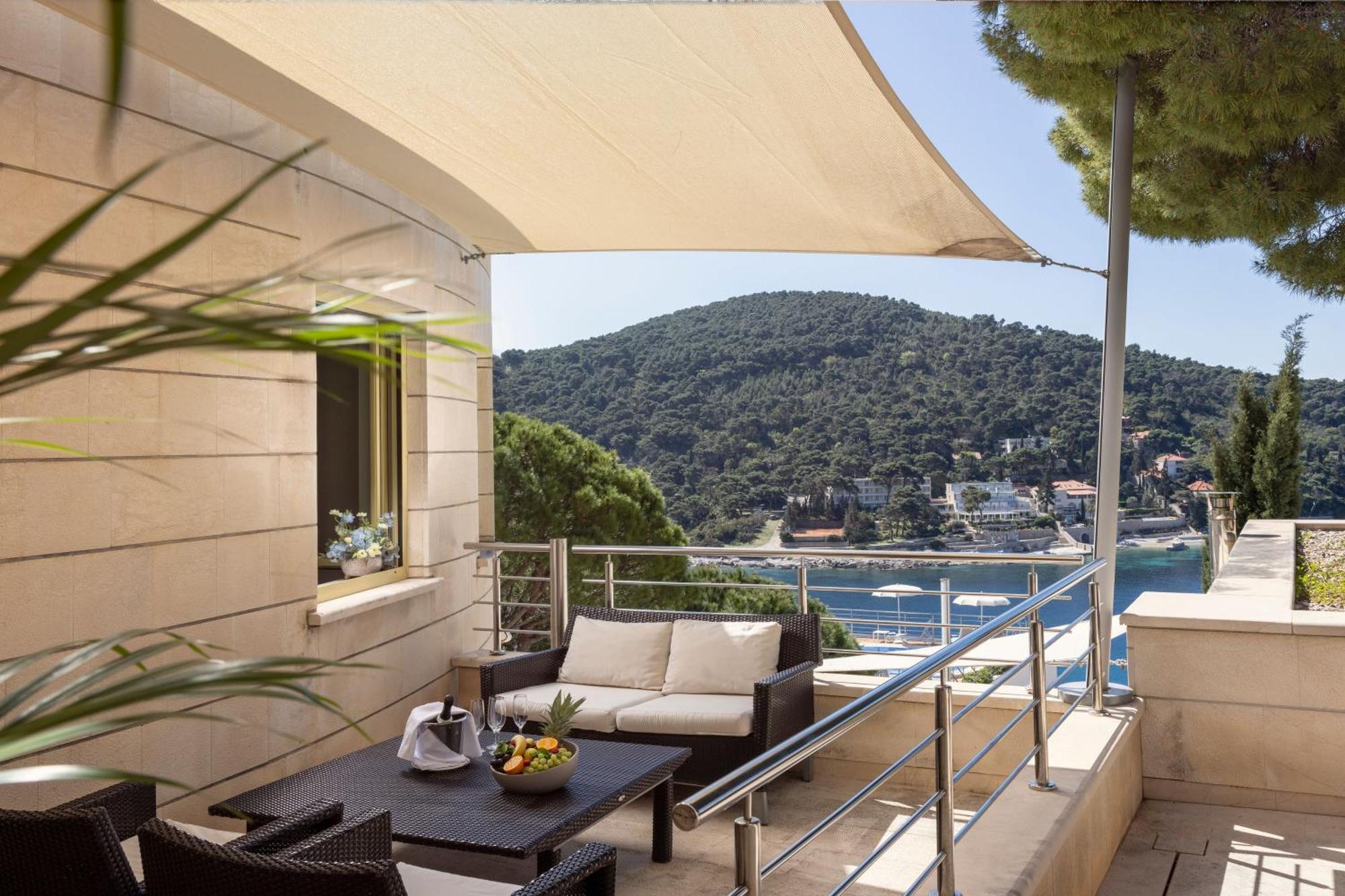 Suite com Varanda e Vista Mar Parcial