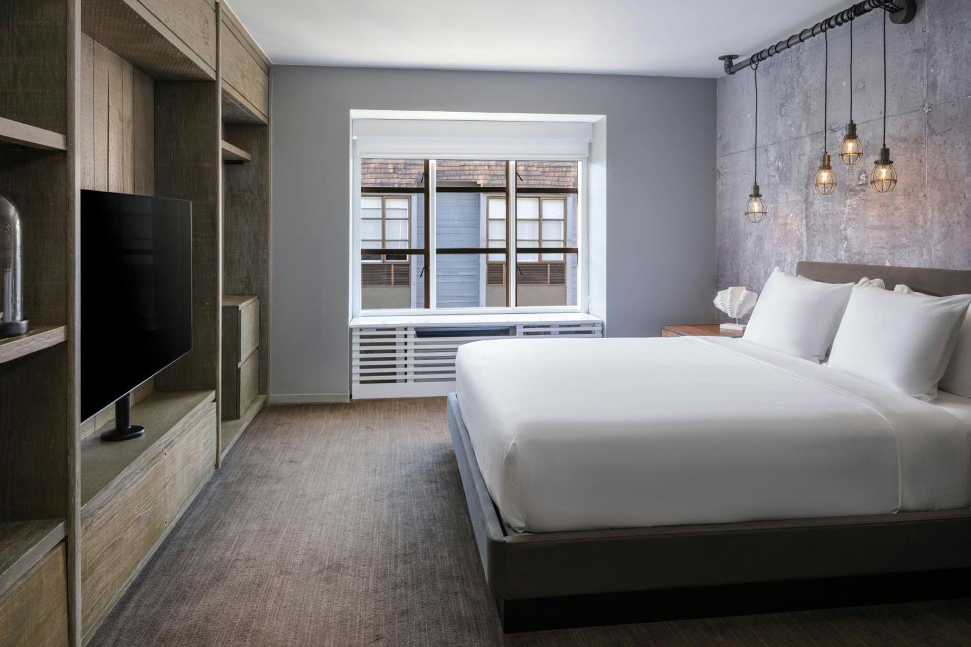 1 Bedroom Suite 1 King Courtyard view